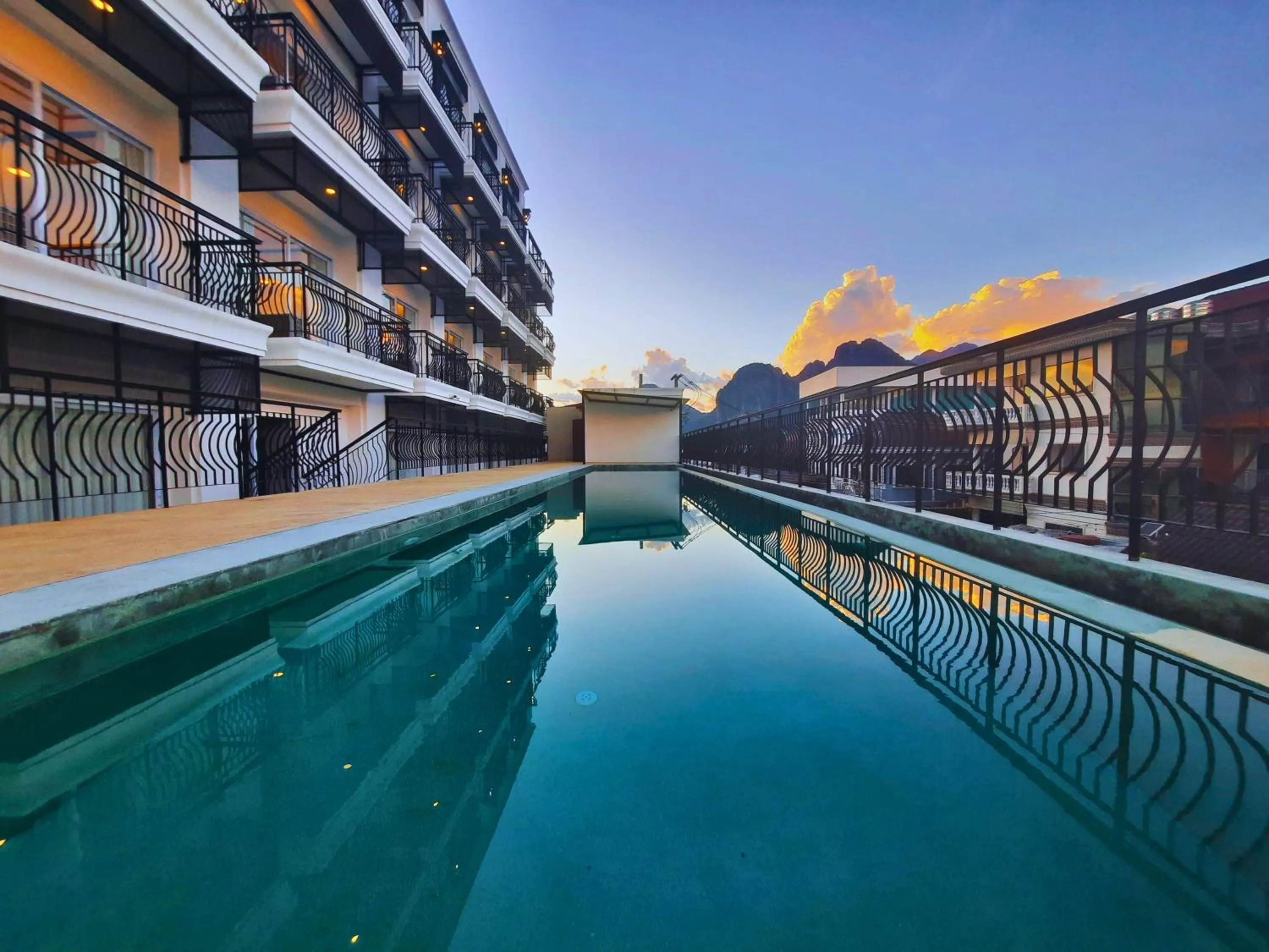Swimming pool in Oudomsin VangVieng Hotel