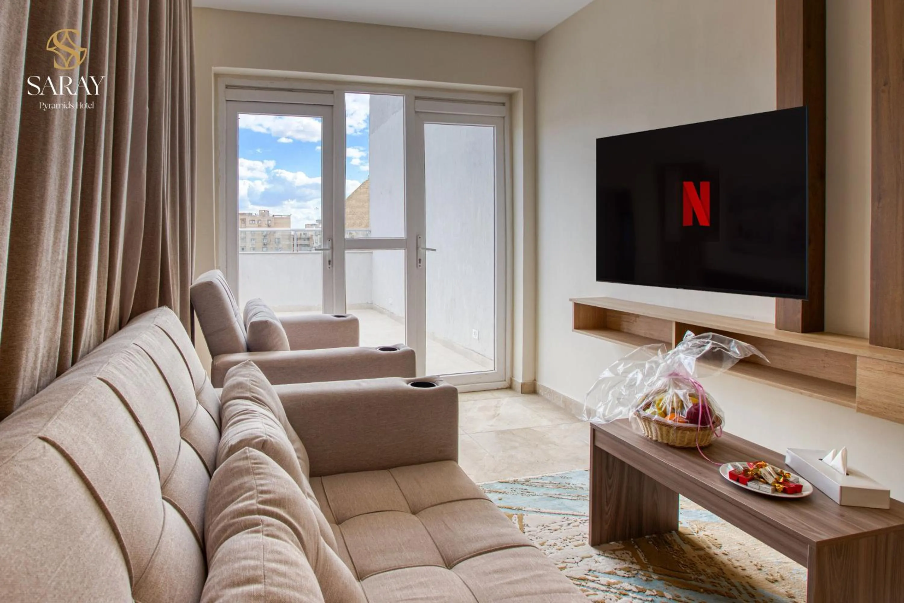 Communal lounge/ TV room in Saray Pyramids & Museum View Hotel