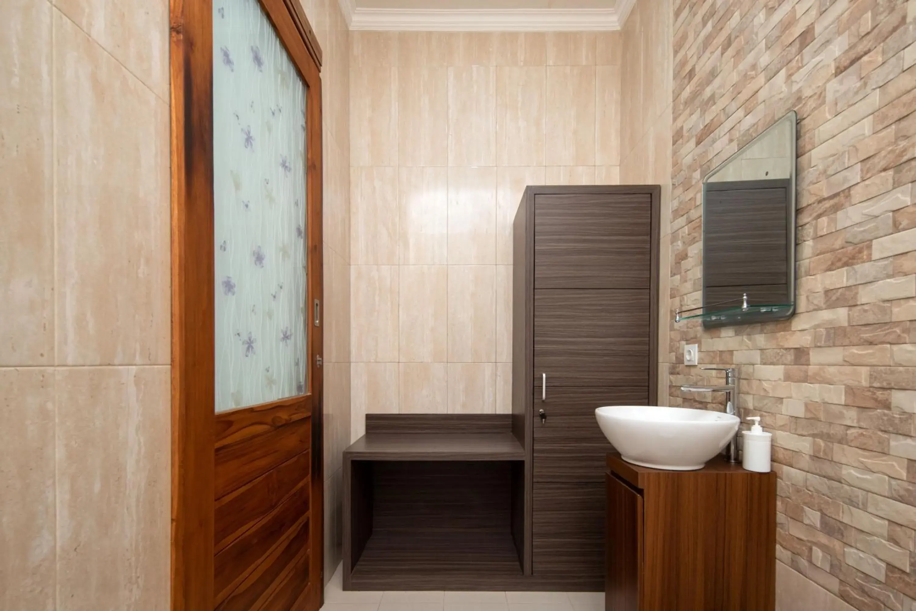 Bathroom in Jineswari Kuta by Kamara Bathroom in Jineswari Kuta by Kamara