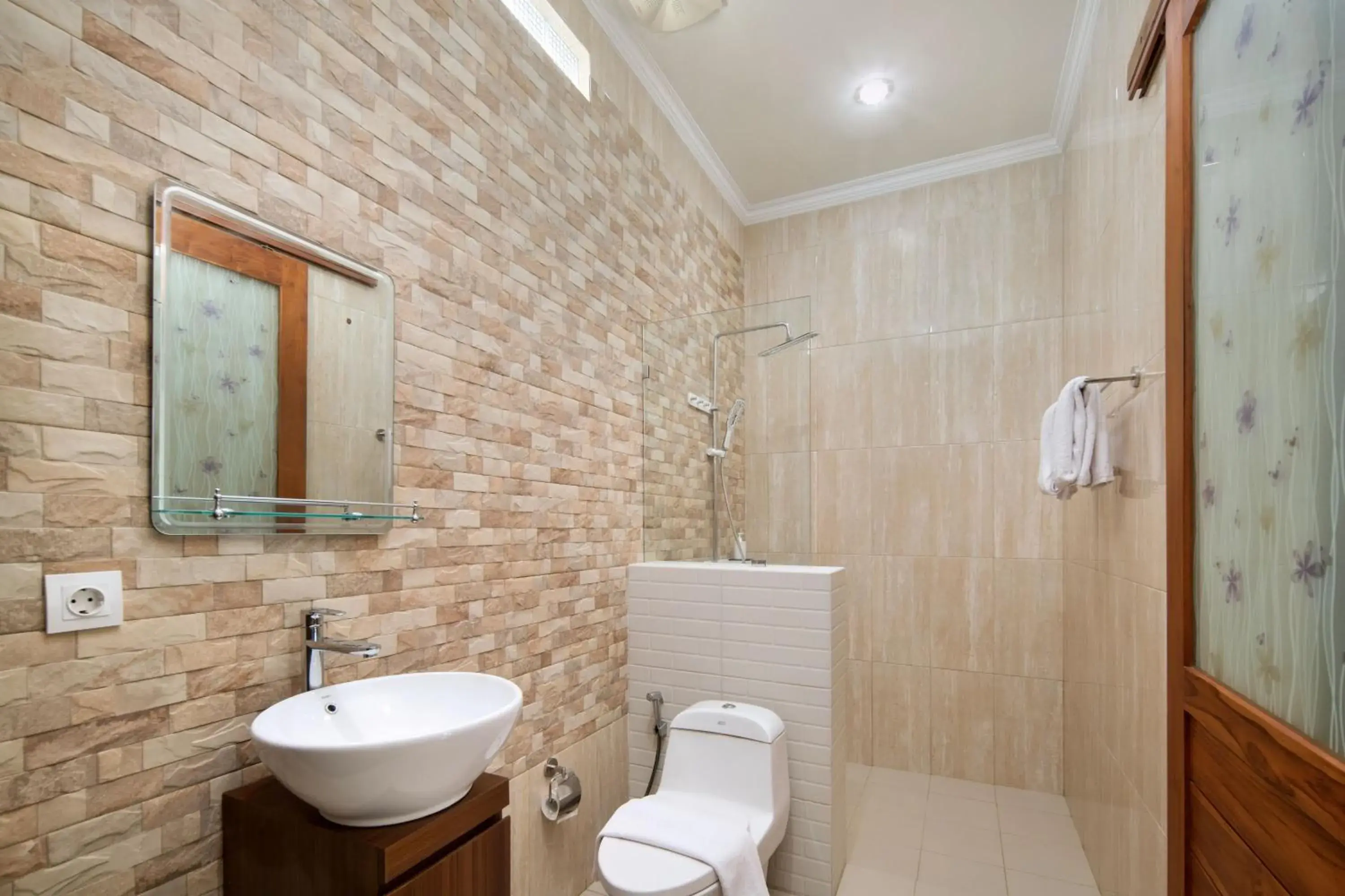 Shower in Jineswari Kuta by Kamara Shower in Jineswari Kuta by Kamara