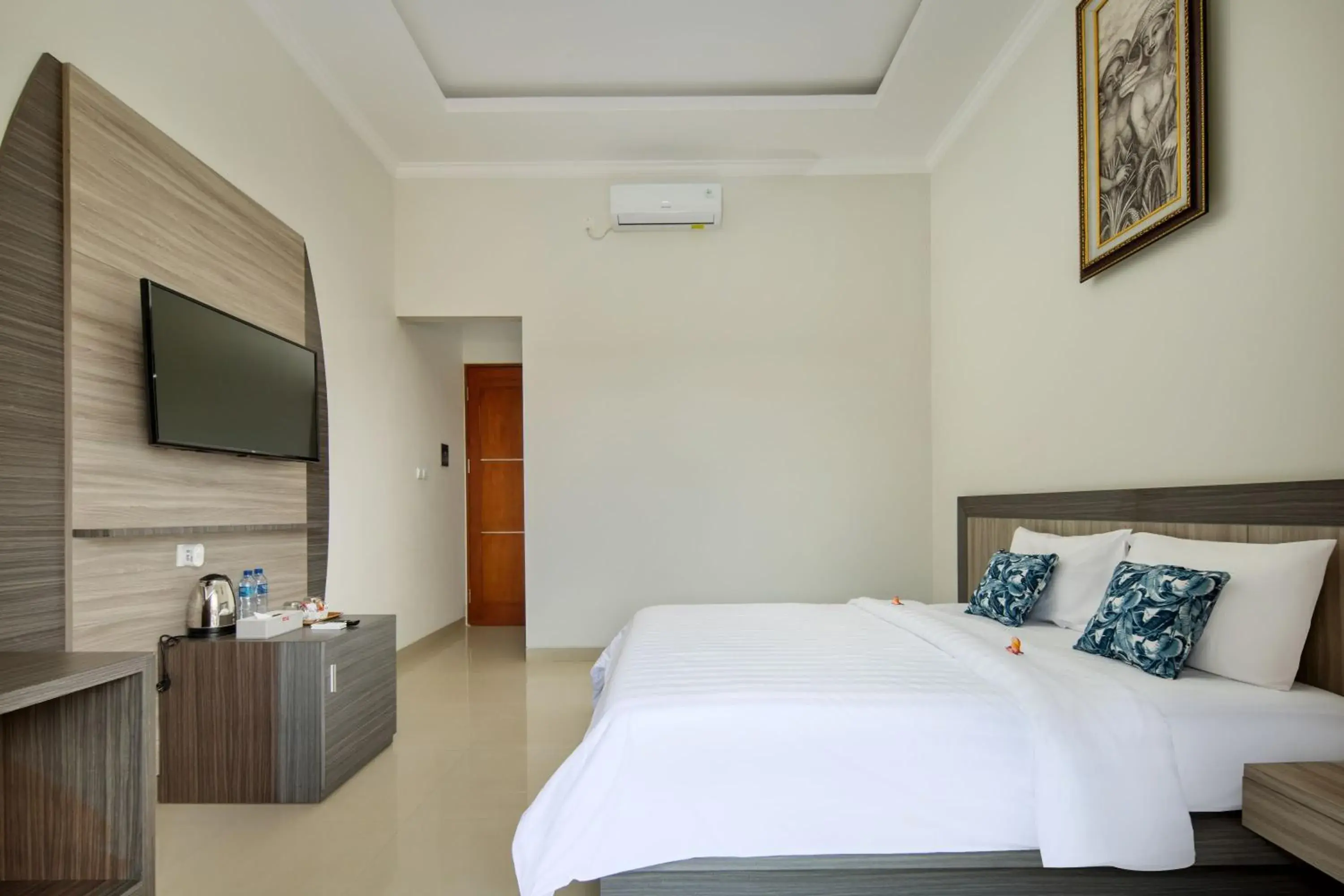 TV and multimedia, Bed in Jineswari Kuta by Kamara TV and multimedia, Bed in Jineswari Kuta by Kamara