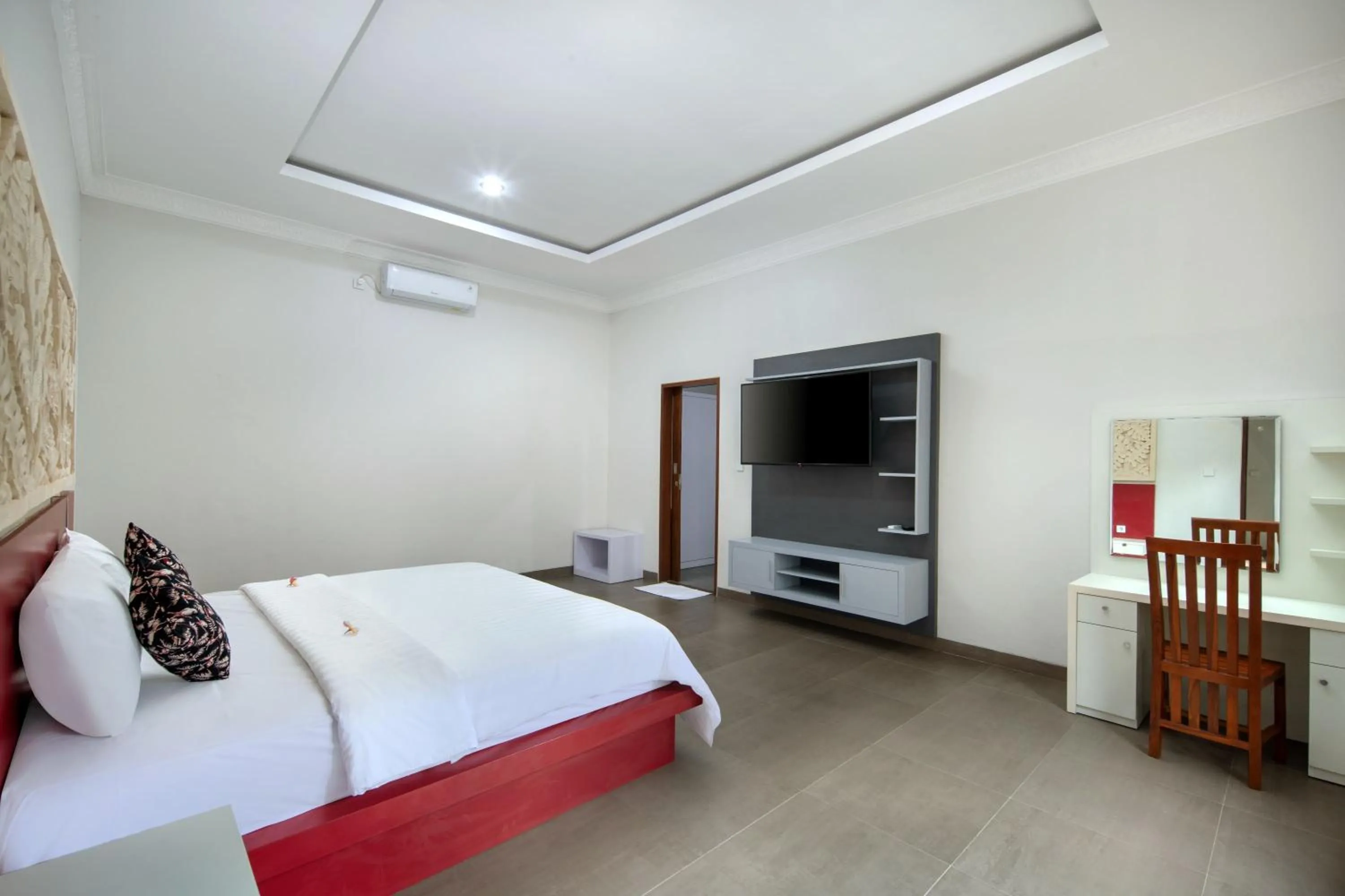 TV and multimedia, Bed in Jineswari Kuta by Kamara