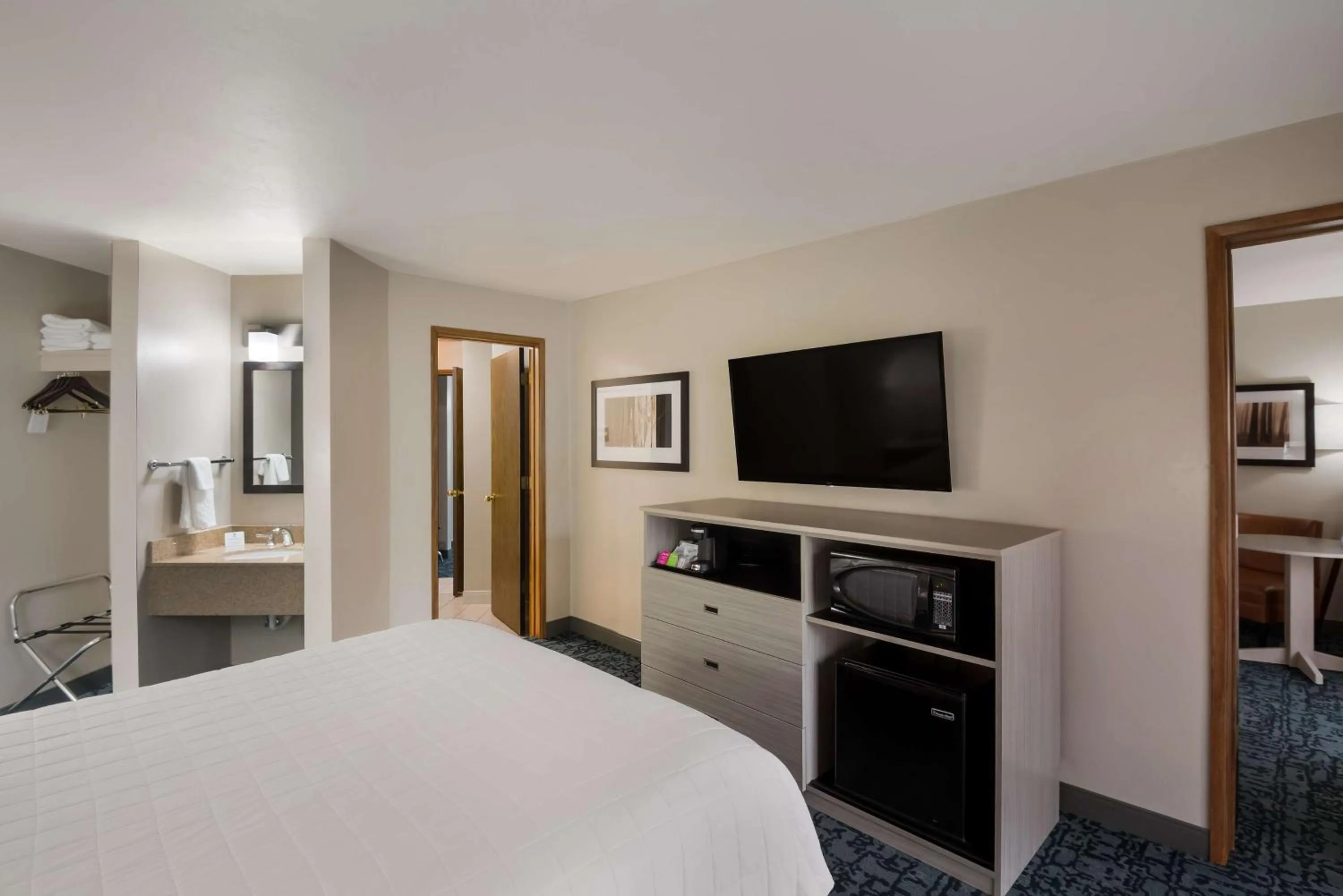 Photo of the whole room, Bed in Best Western New Oregon Motel