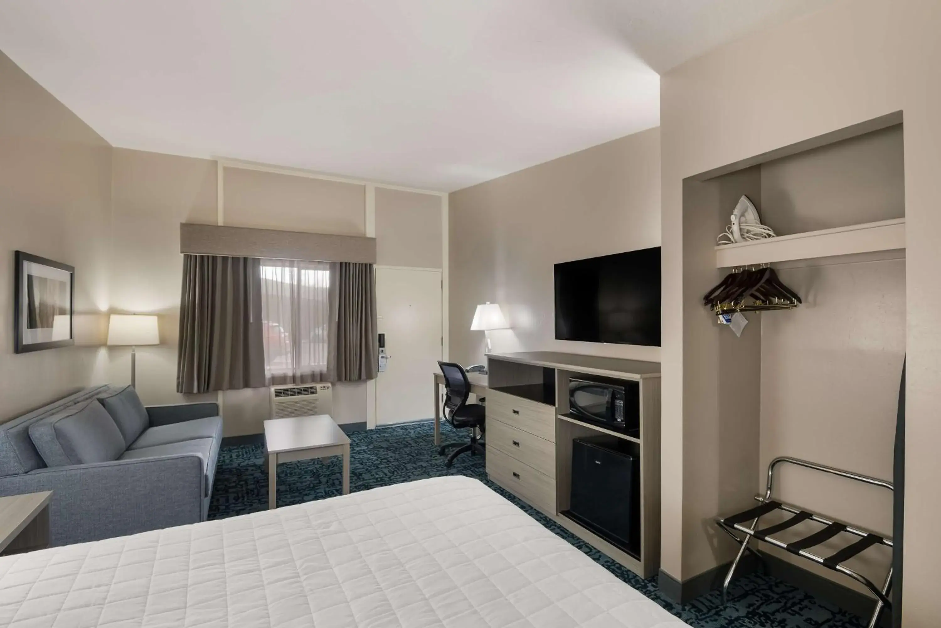 Photo of the whole room, Bed in Best Western New Oregon Motel Photo of the whole room, Bed in Best Western New Oregon Motel