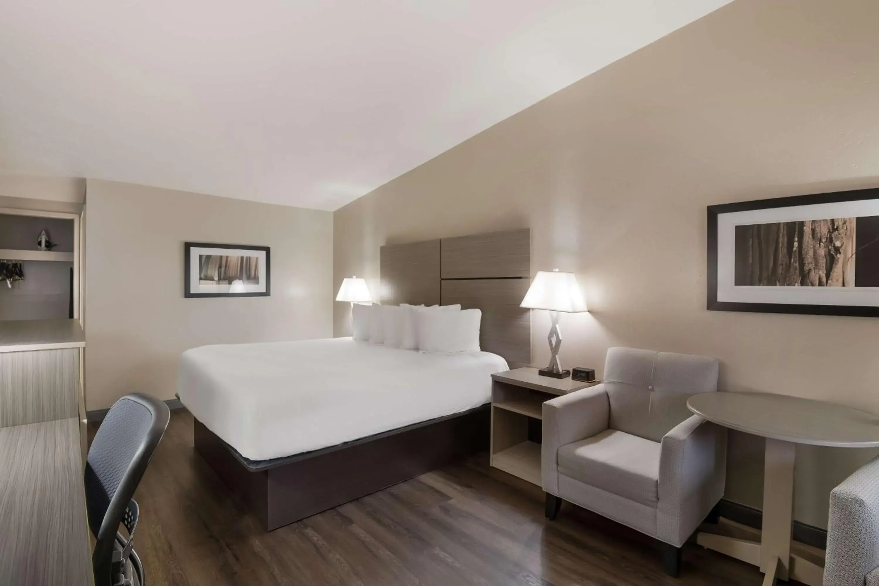 Bedroom, Bed in Best Western New Oregon Motel Bedroom, Bed in Best Western New Oregon Motel