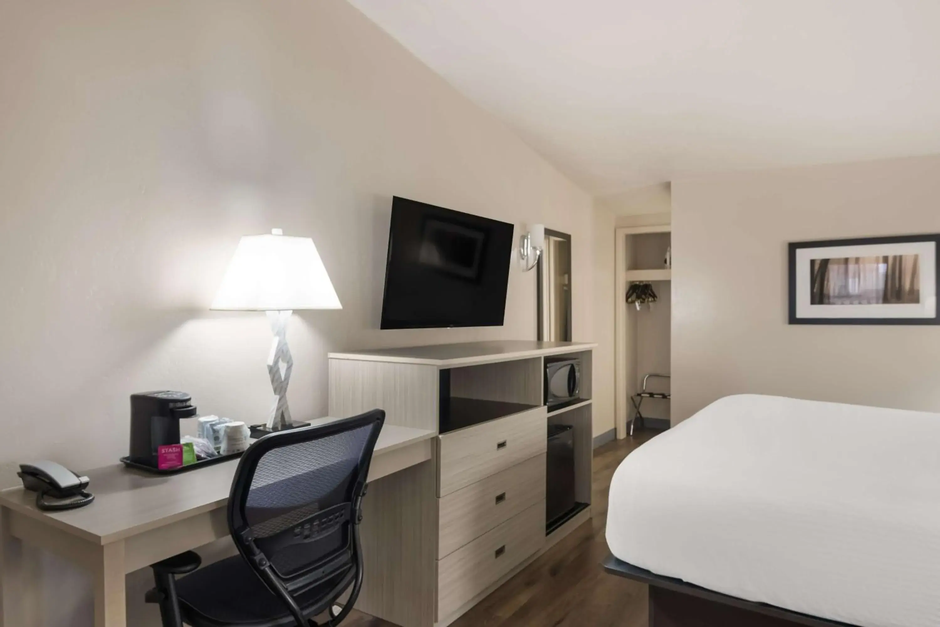 Bedroom, Bed in Best Western New Oregon Motel Bedroom, Bed in Best Western New Oregon Motel