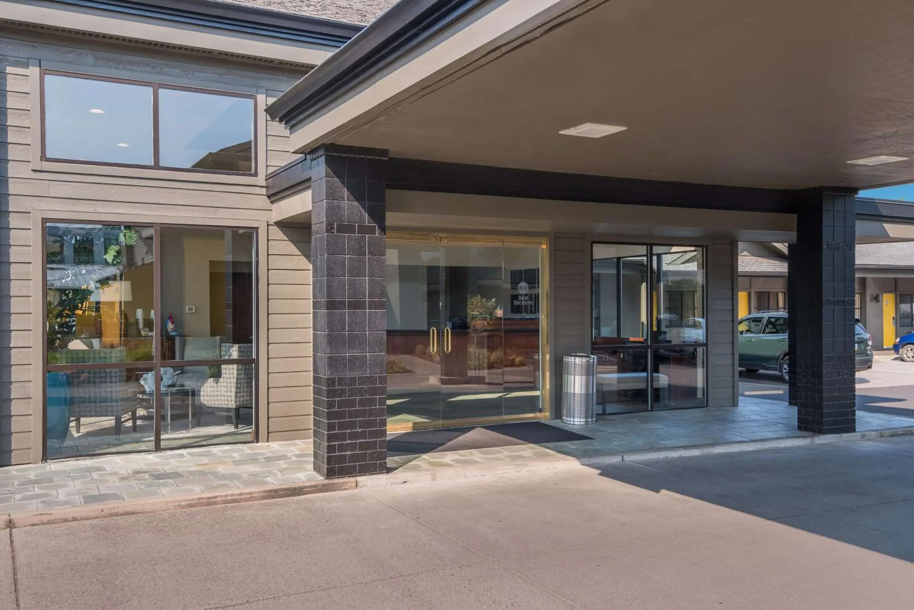 Property building in Best Western New Oregon Motel Property building in Best Western New Oregon Motel