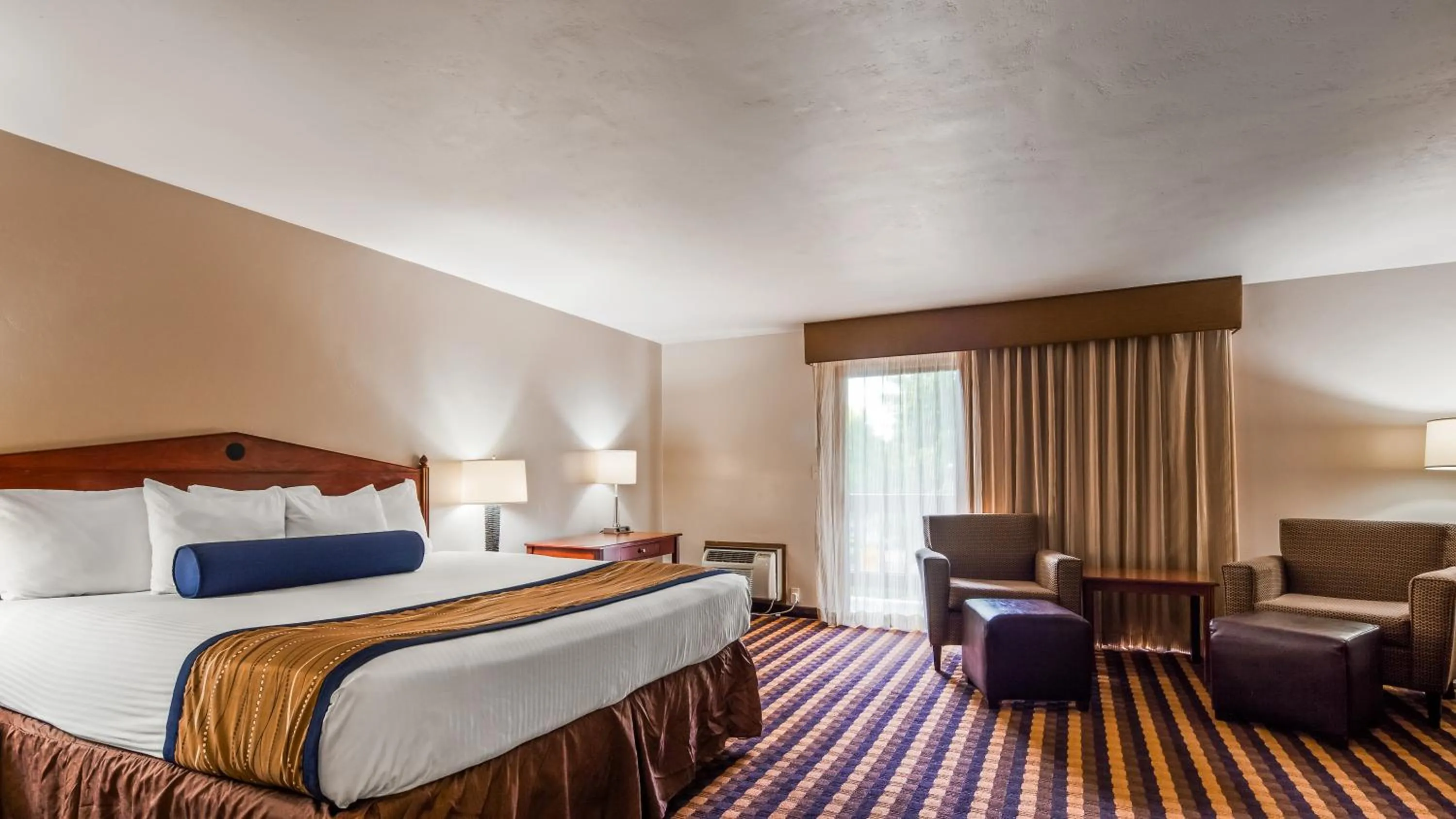 Photo of the whole room, Bed in Best Western New Oregon Motel