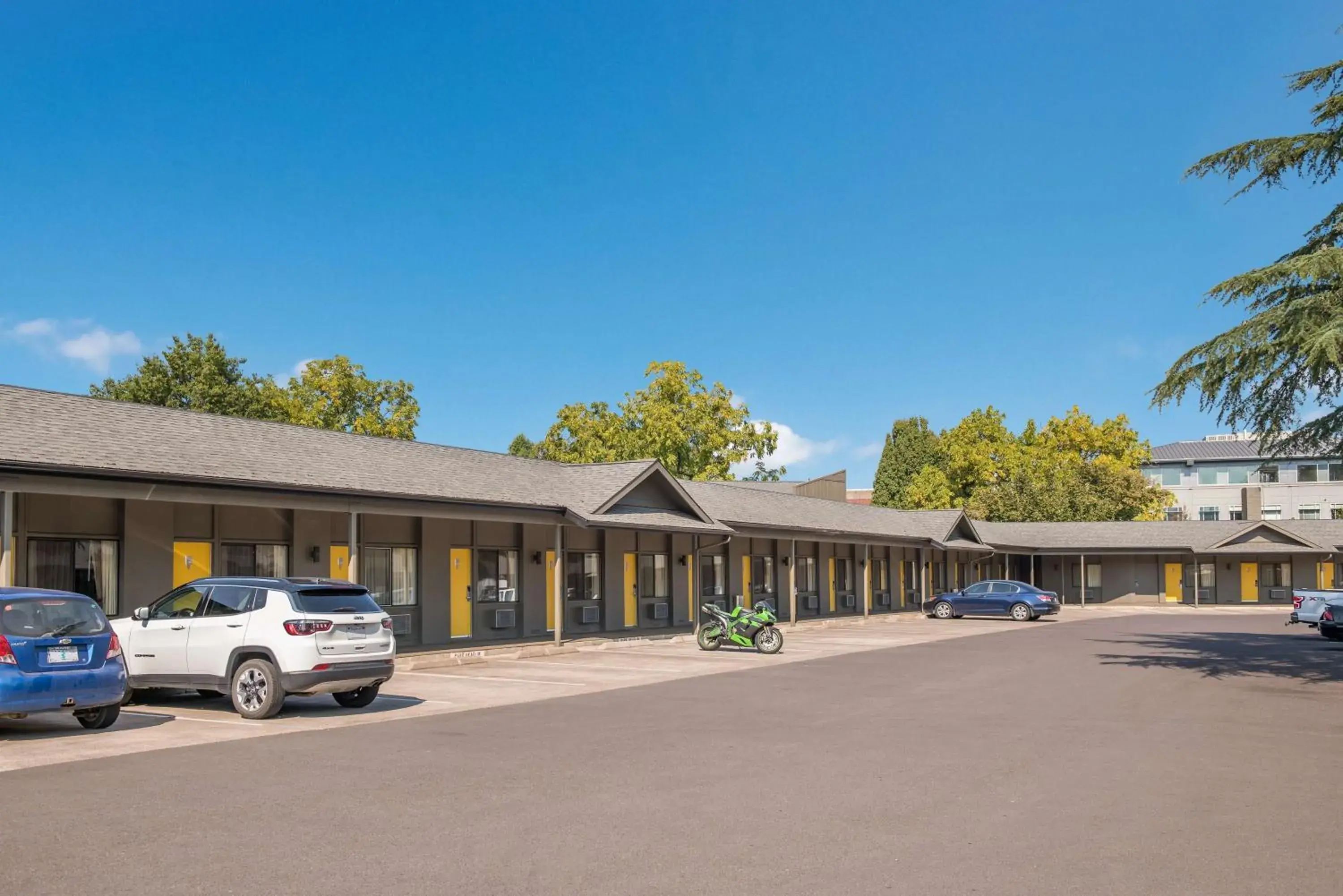 Property building in Best Western New Oregon Motel Property building in Best Western New Oregon Motel