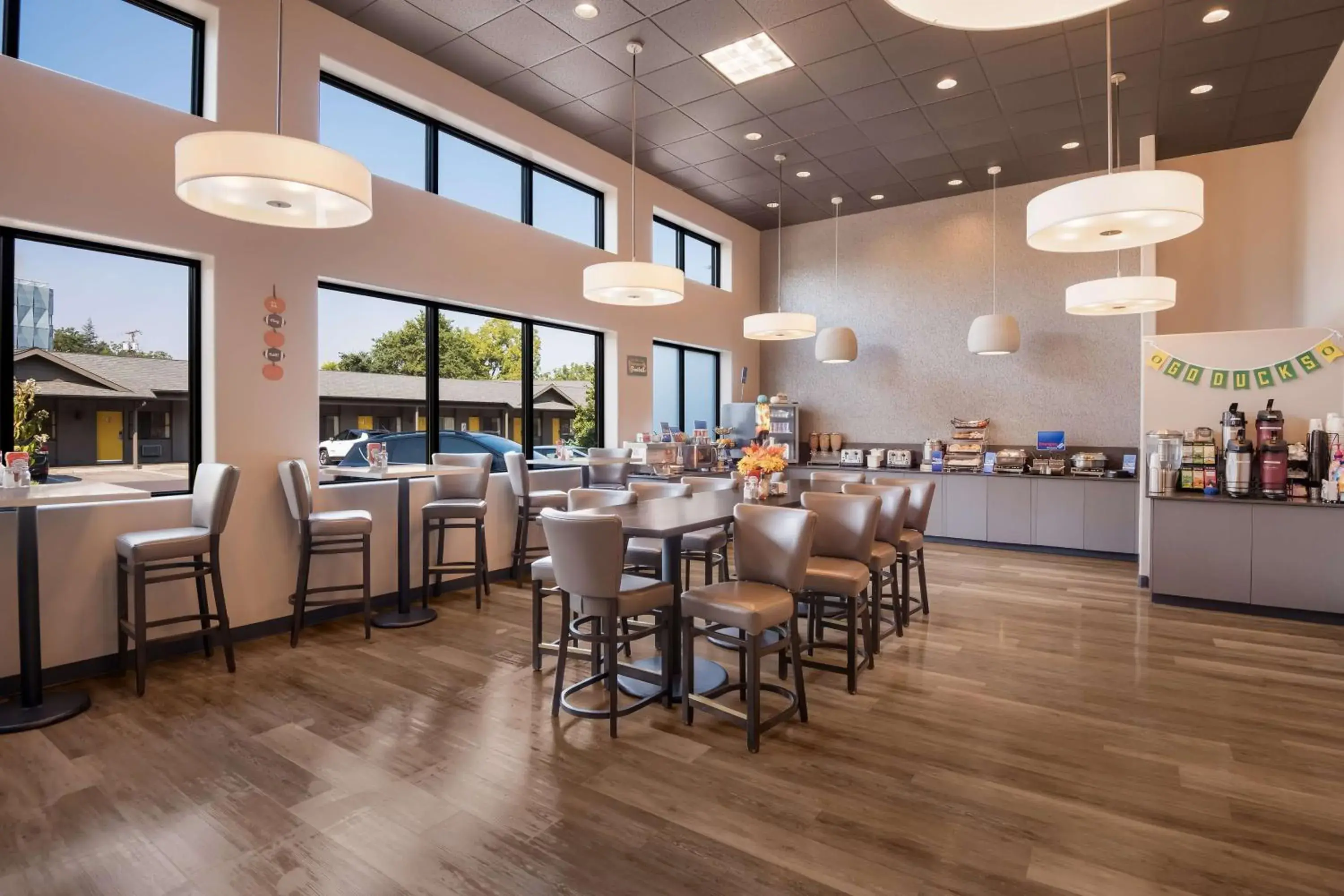 Breakfast in Best Western New Oregon Motel Breakfast in Best Western New Oregon Motel