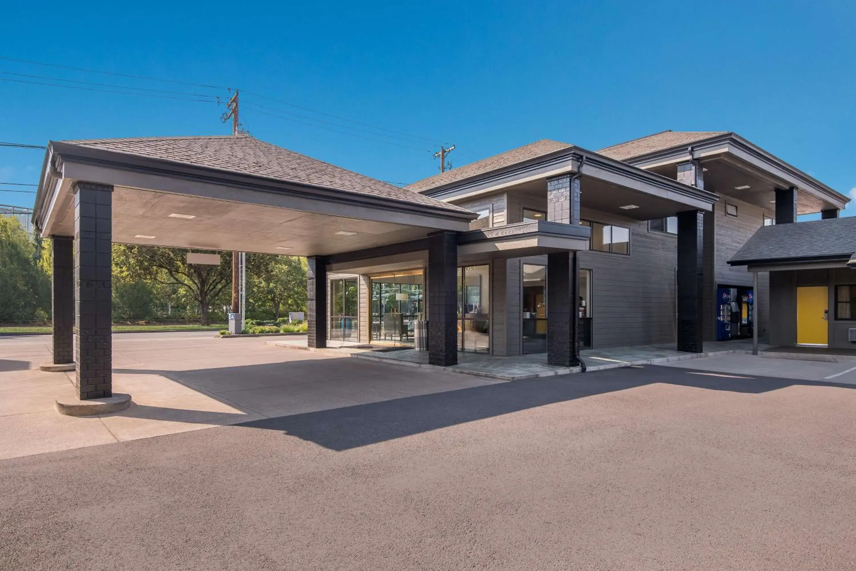 Property building in Best Western New Oregon Motel Property building in Best Western New Oregon Motel