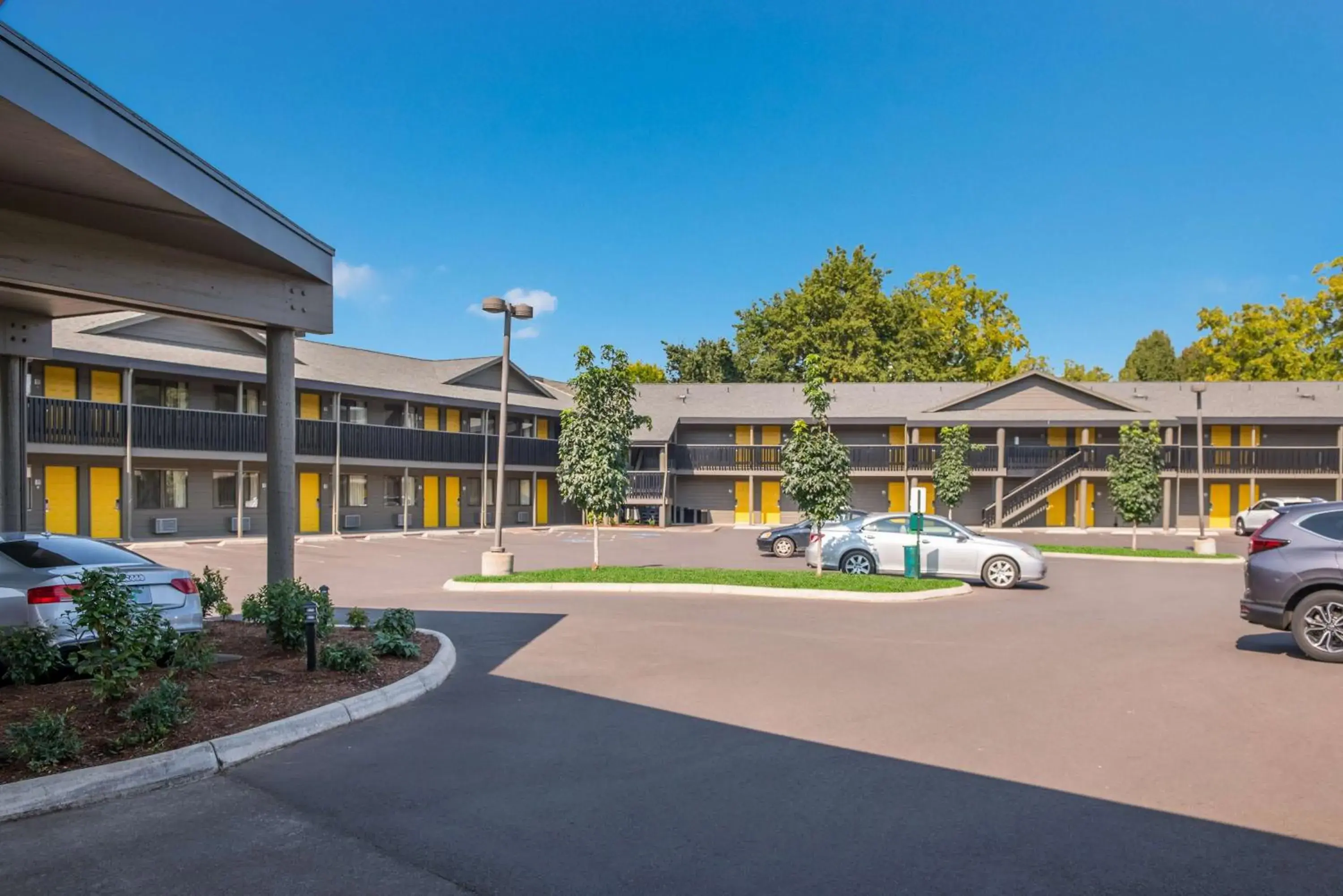 Property building in Best Western New Oregon Motel Property building in Best Western New Oregon Motel