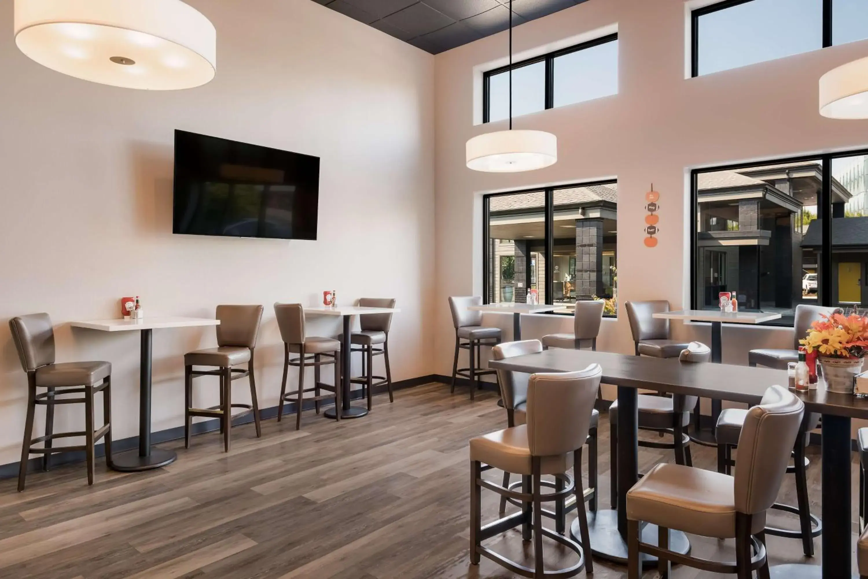 Breakfast in Best Western New Oregon Motel Breakfast in Best Western New Oregon Motel