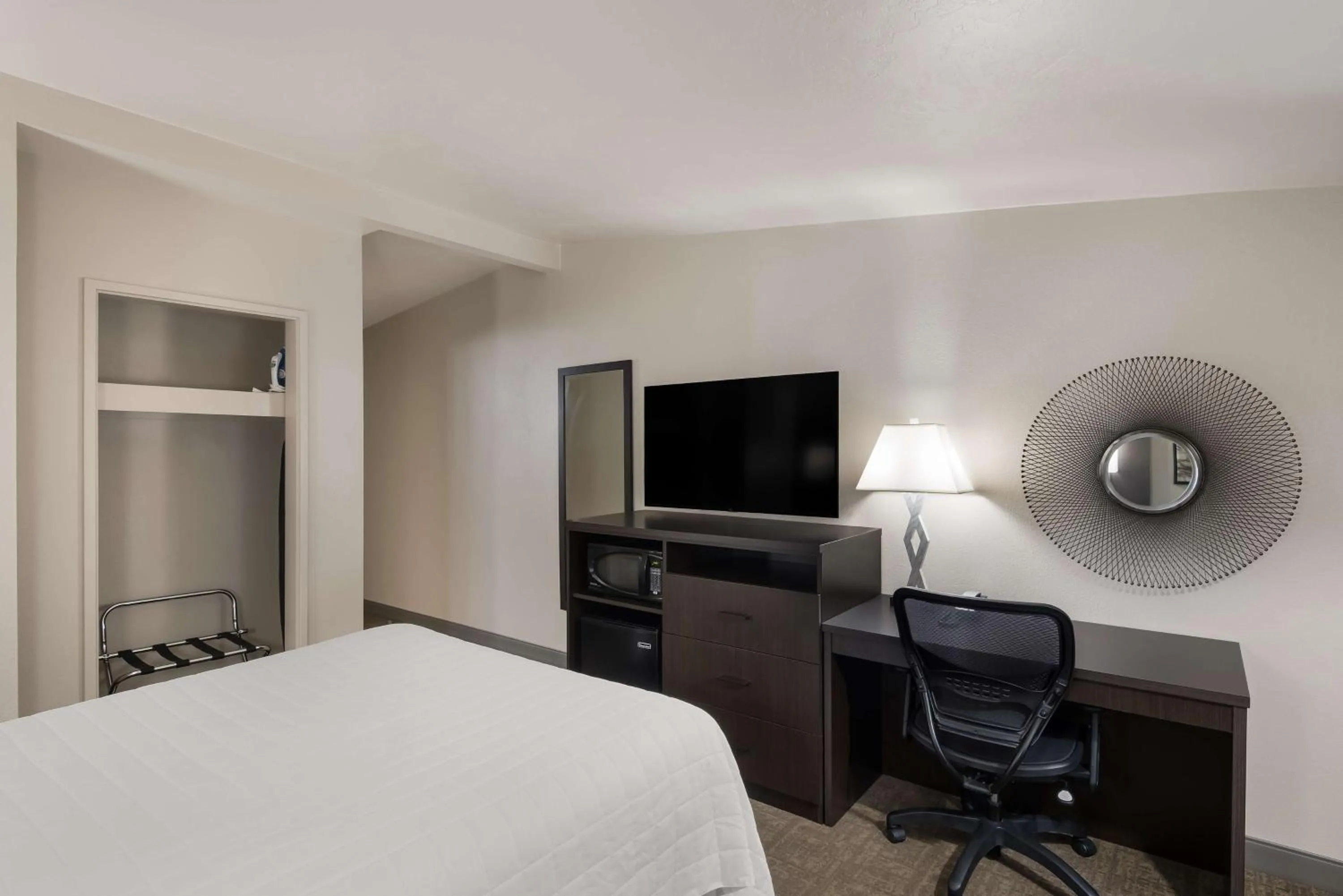 Bedroom, Bed in Best Western New Oregon Motel