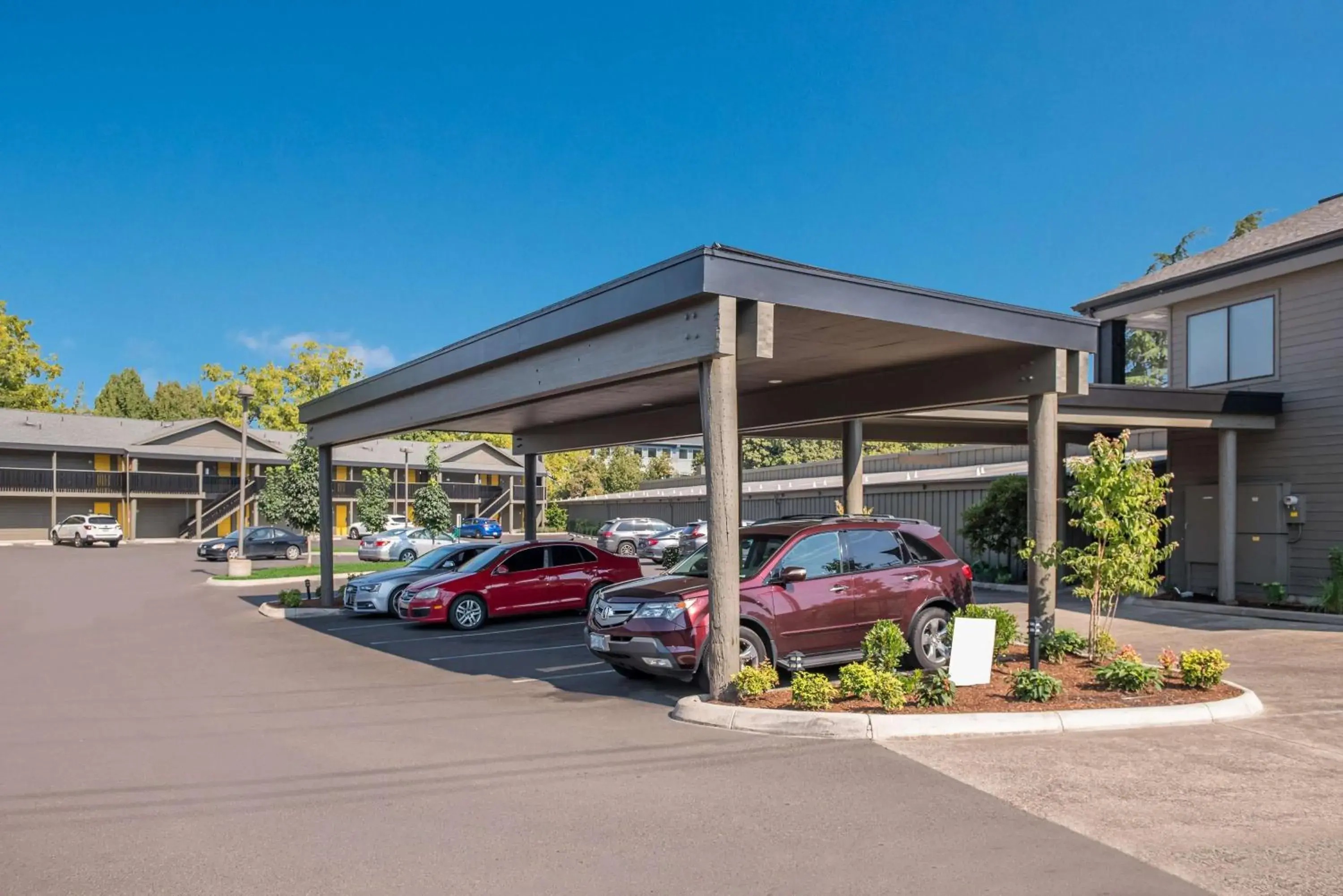 Property building in Best Western New Oregon Motel Property building in Best Western New Oregon Motel