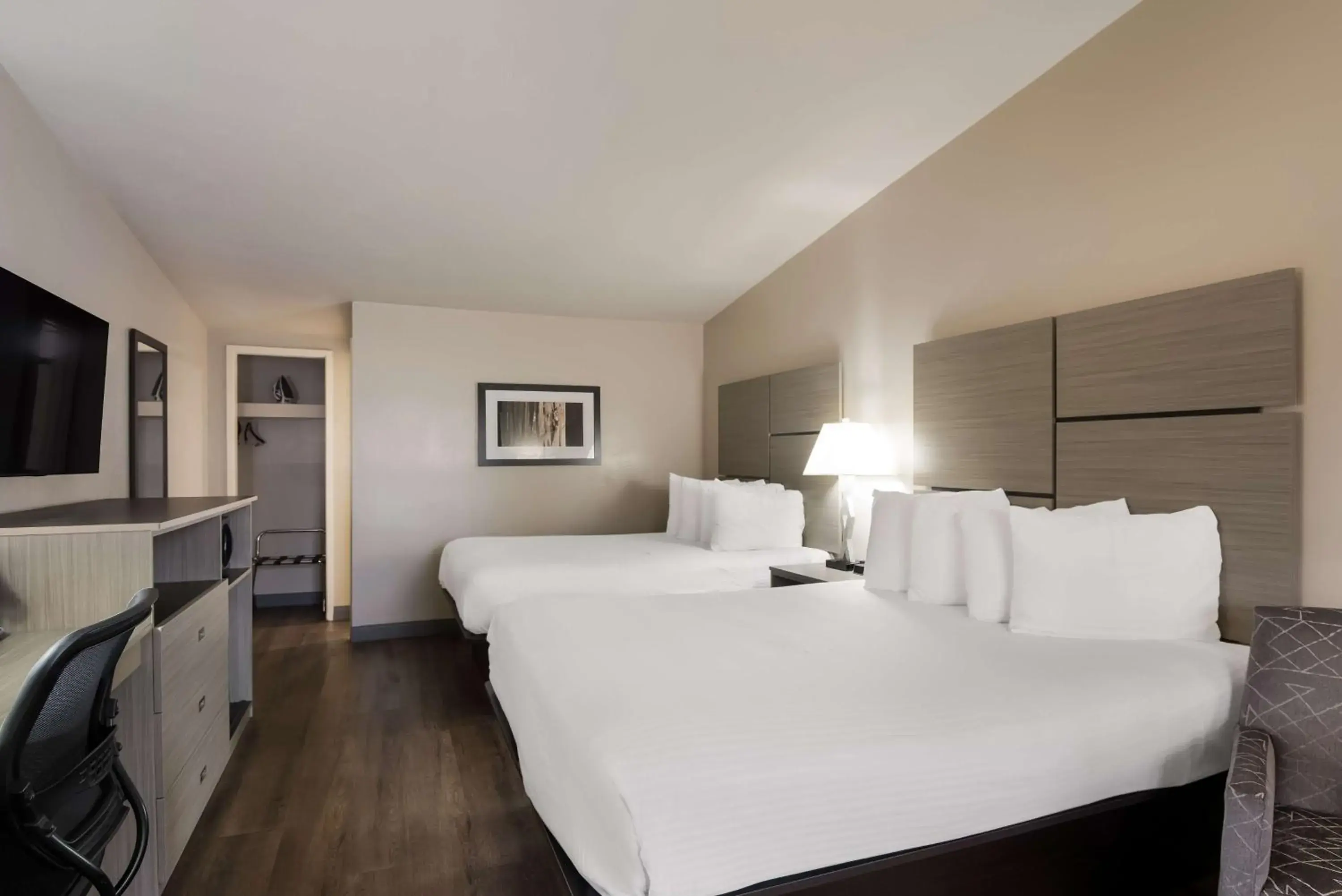 Bedroom, Bed in Best Western New Oregon Motel Bedroom, Bed in Best Western New Oregon Motel