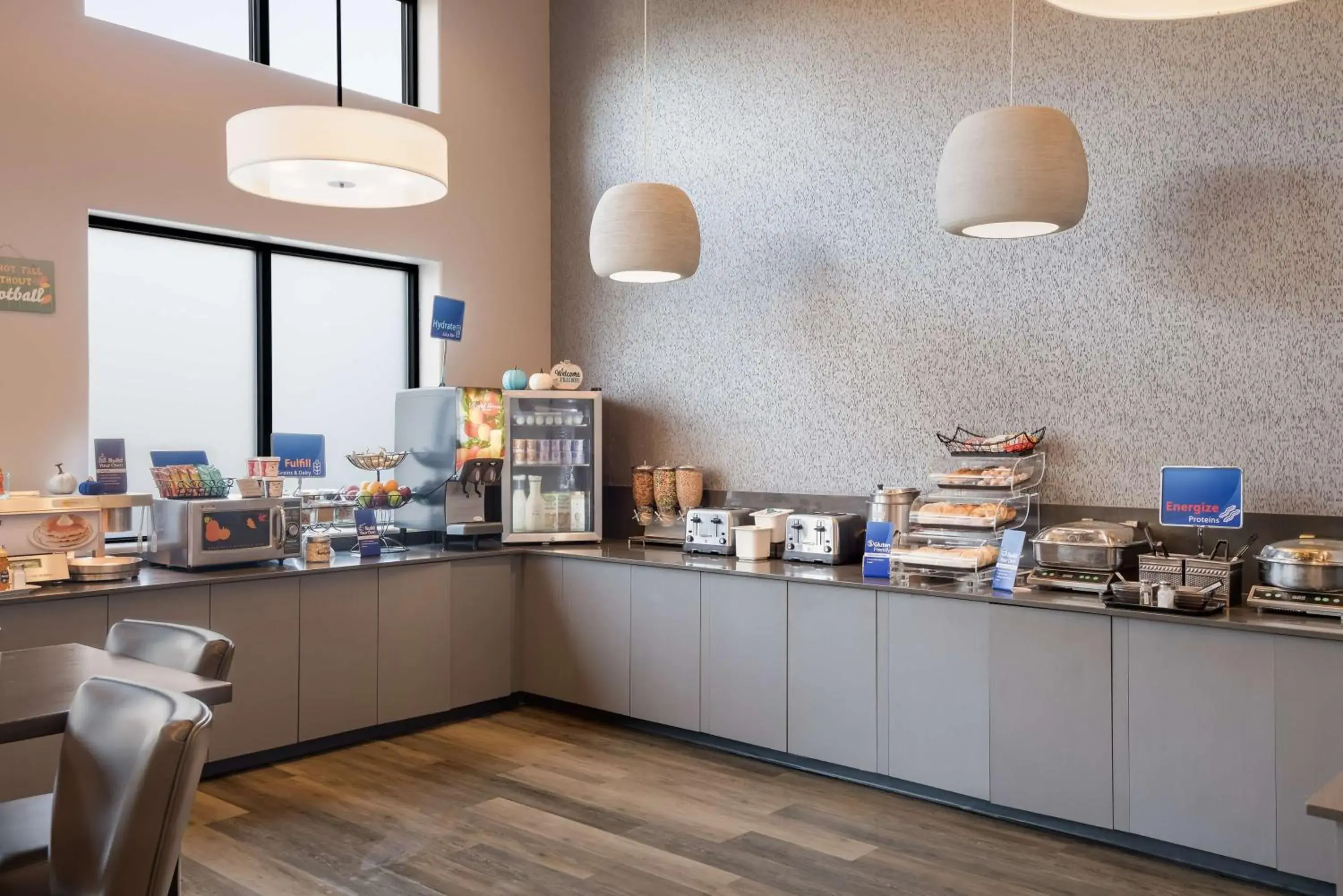 Breakfast in Best Western New Oregon Motel Breakfast in Best Western New Oregon Motel