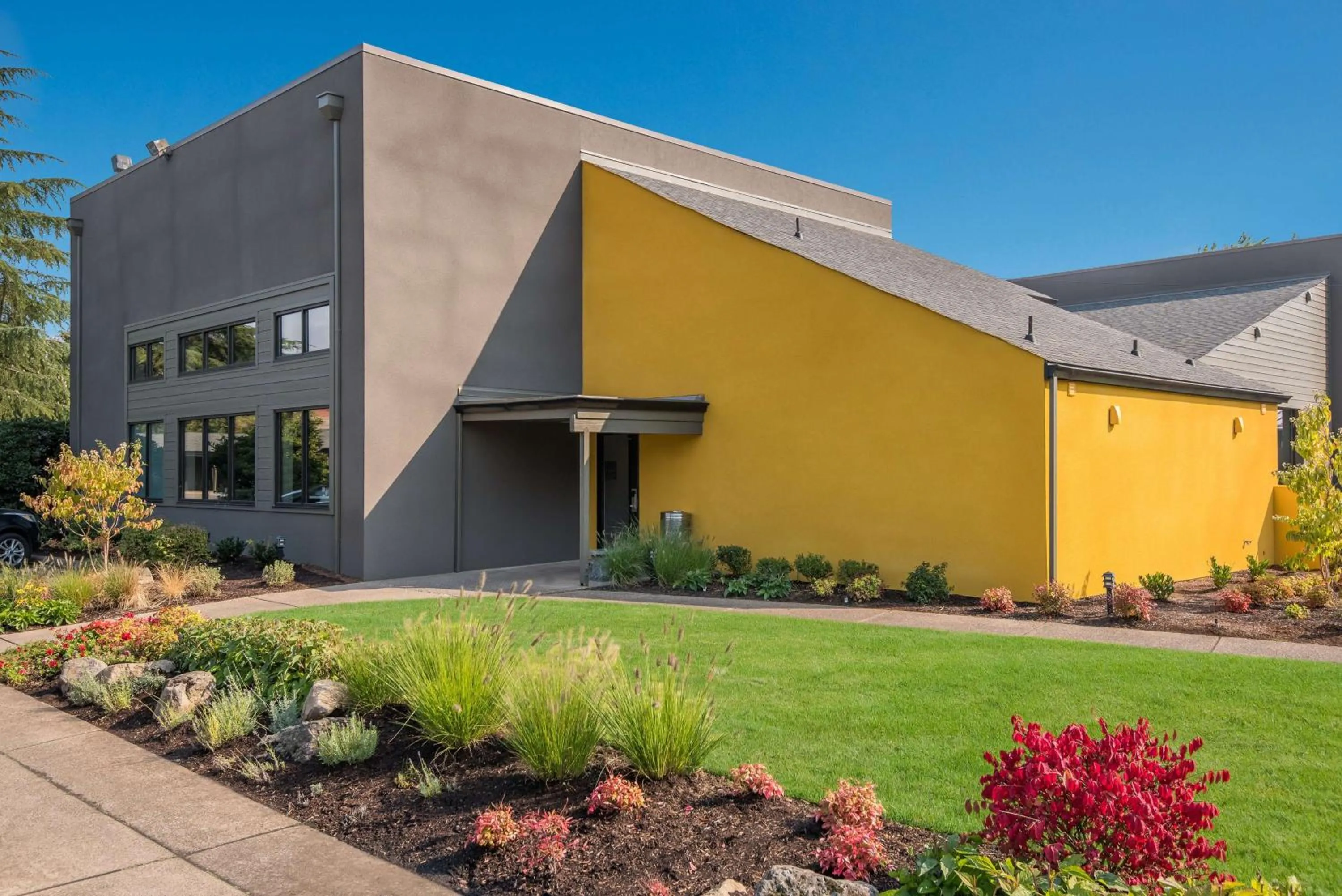 Property building in Best Western New Oregon Motel