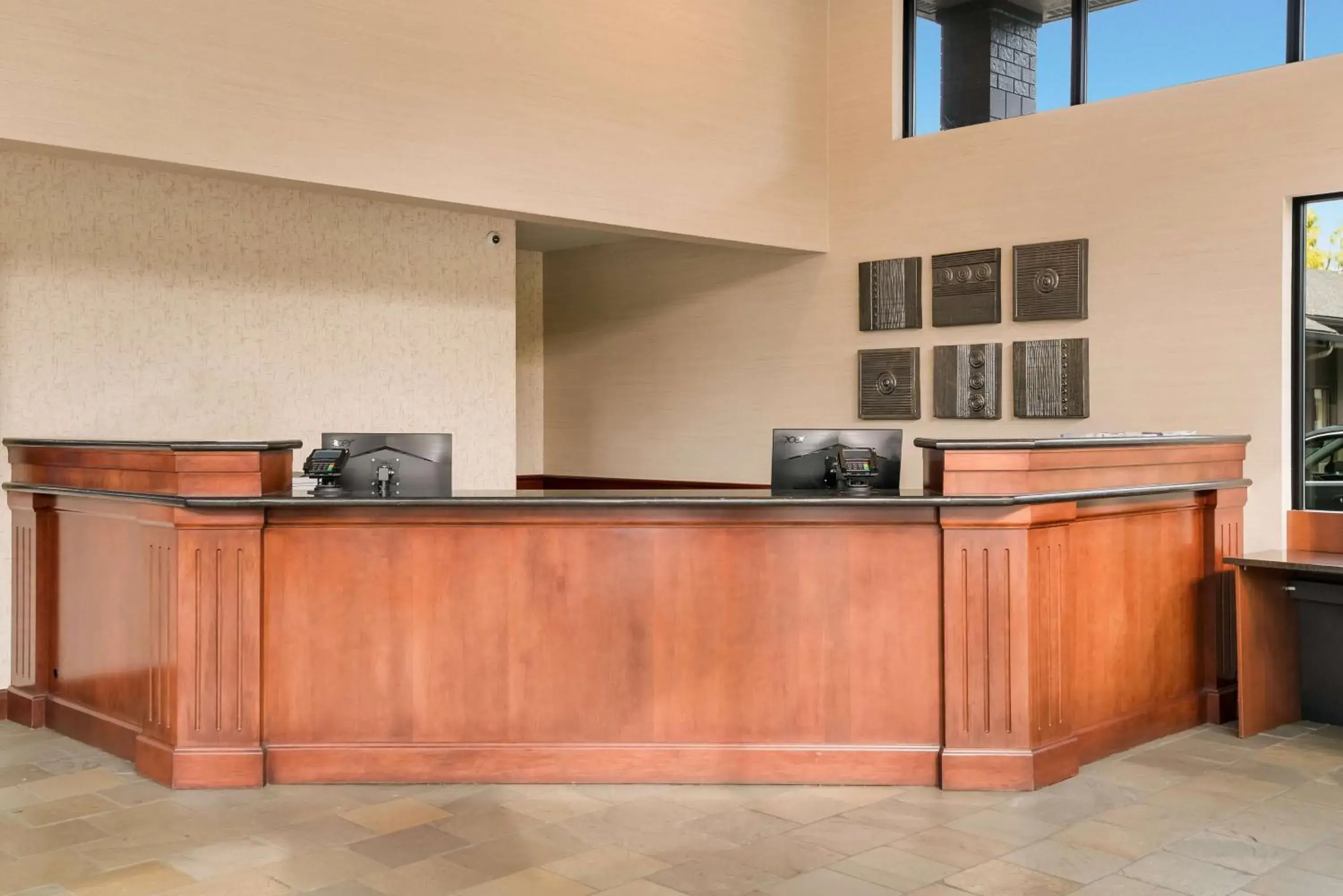 Lobby or reception in Best Western New Oregon Motel Lobby or reception in Best Western New Oregon Motel