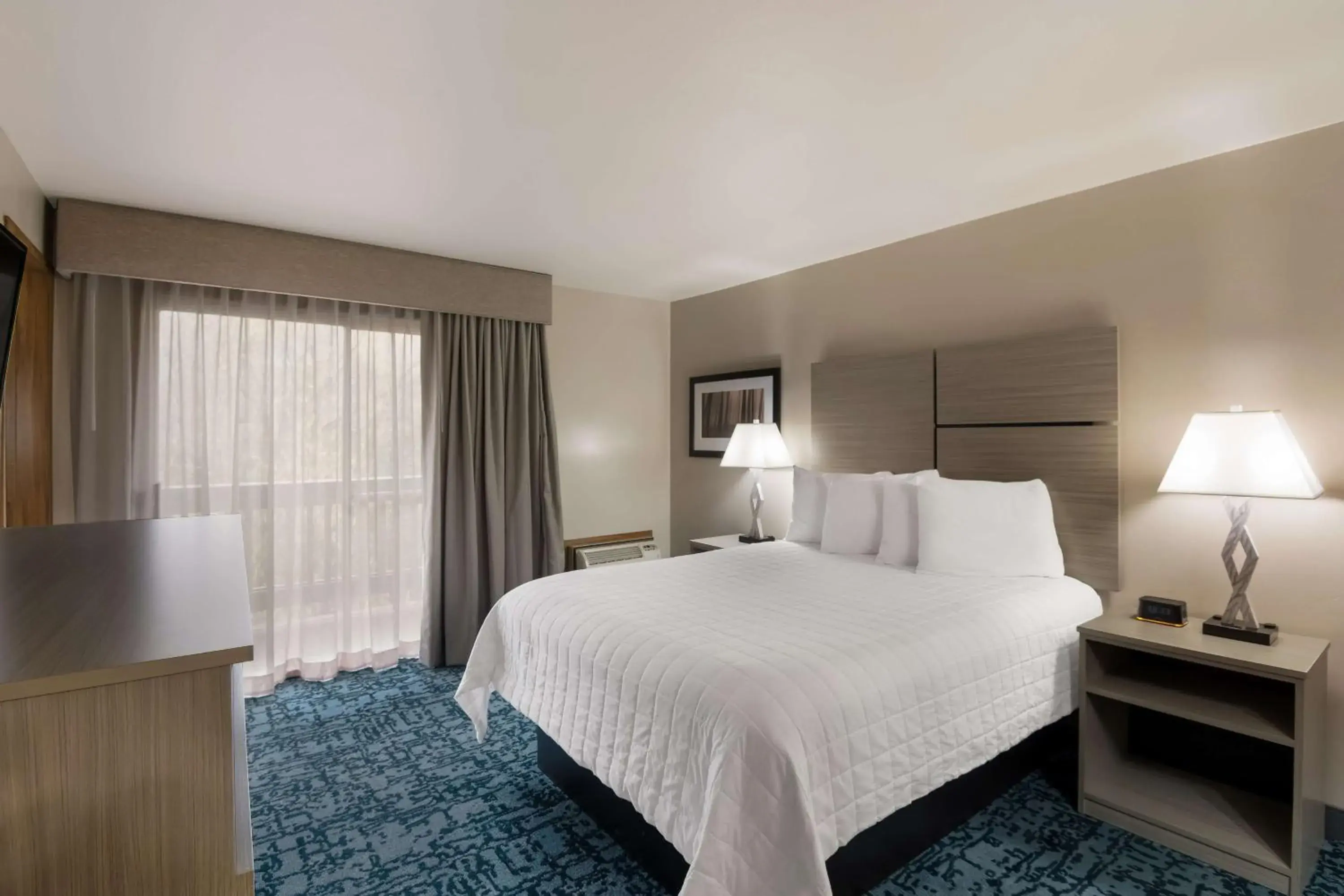 Bedroom, Bed in Best Western New Oregon Motel Bedroom, Bed in Best Western New Oregon Motel