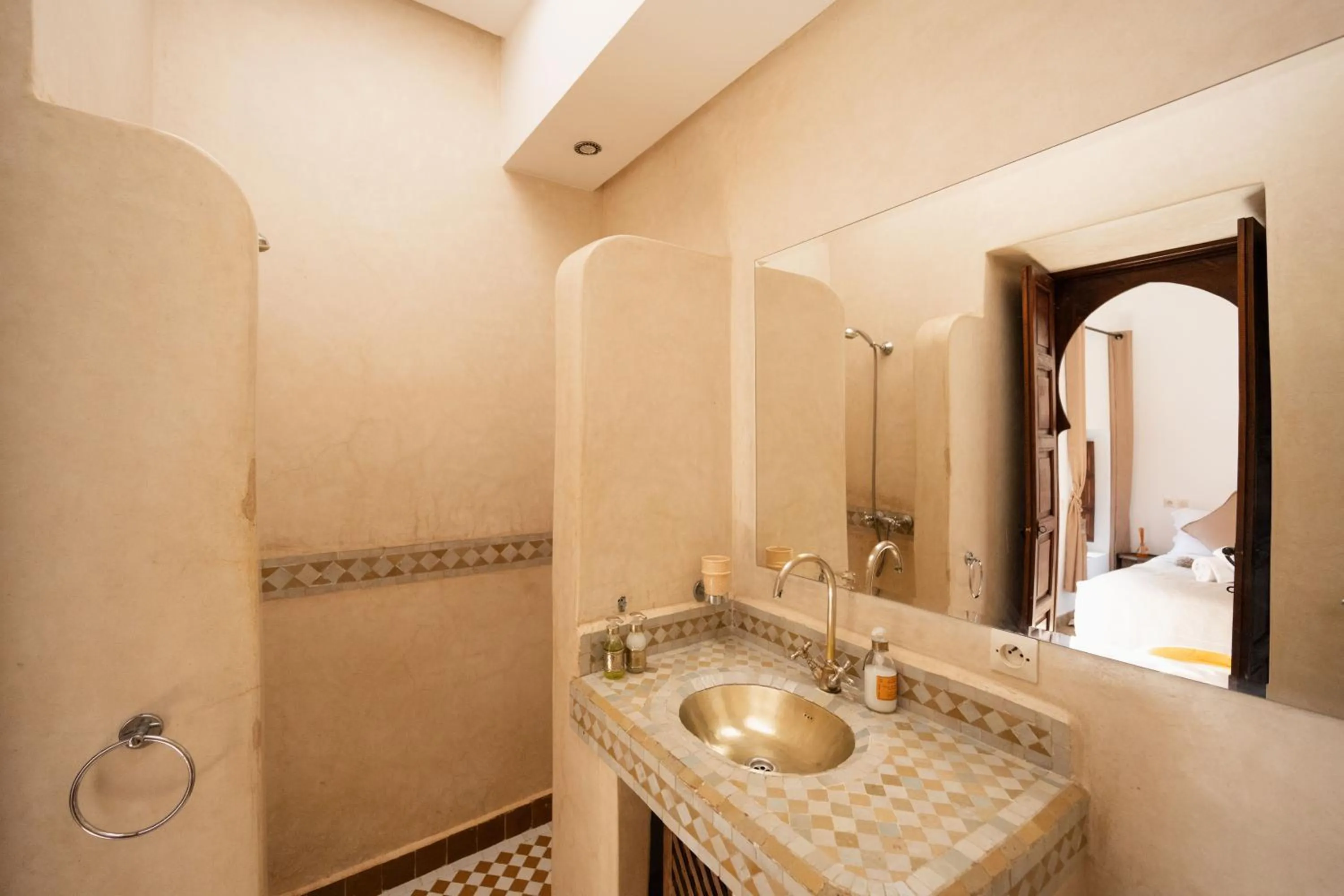 Shower in Riad of the Moon