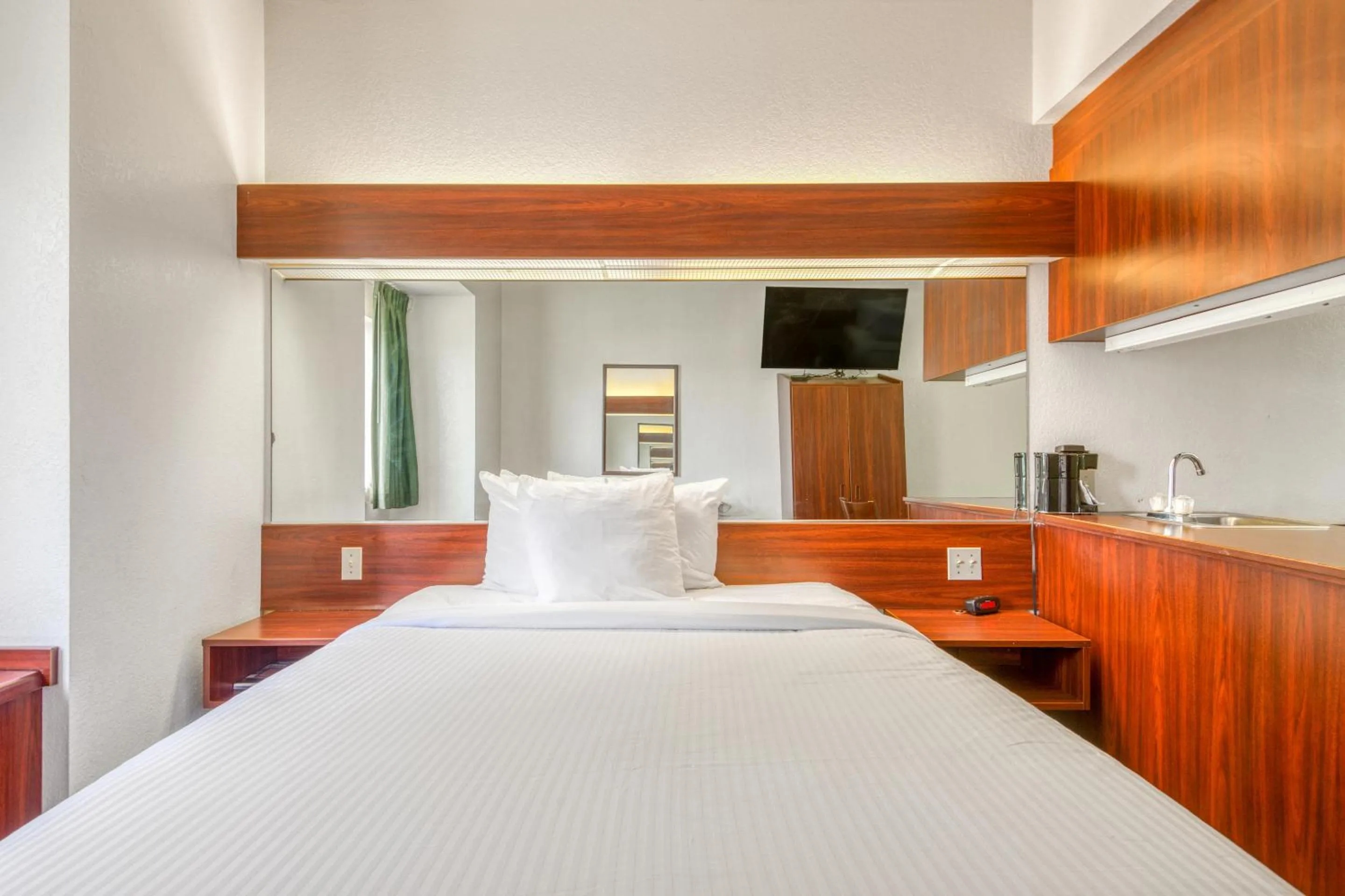 Bedroom, Bed in Trident Inn & Suites, Baton Rouge