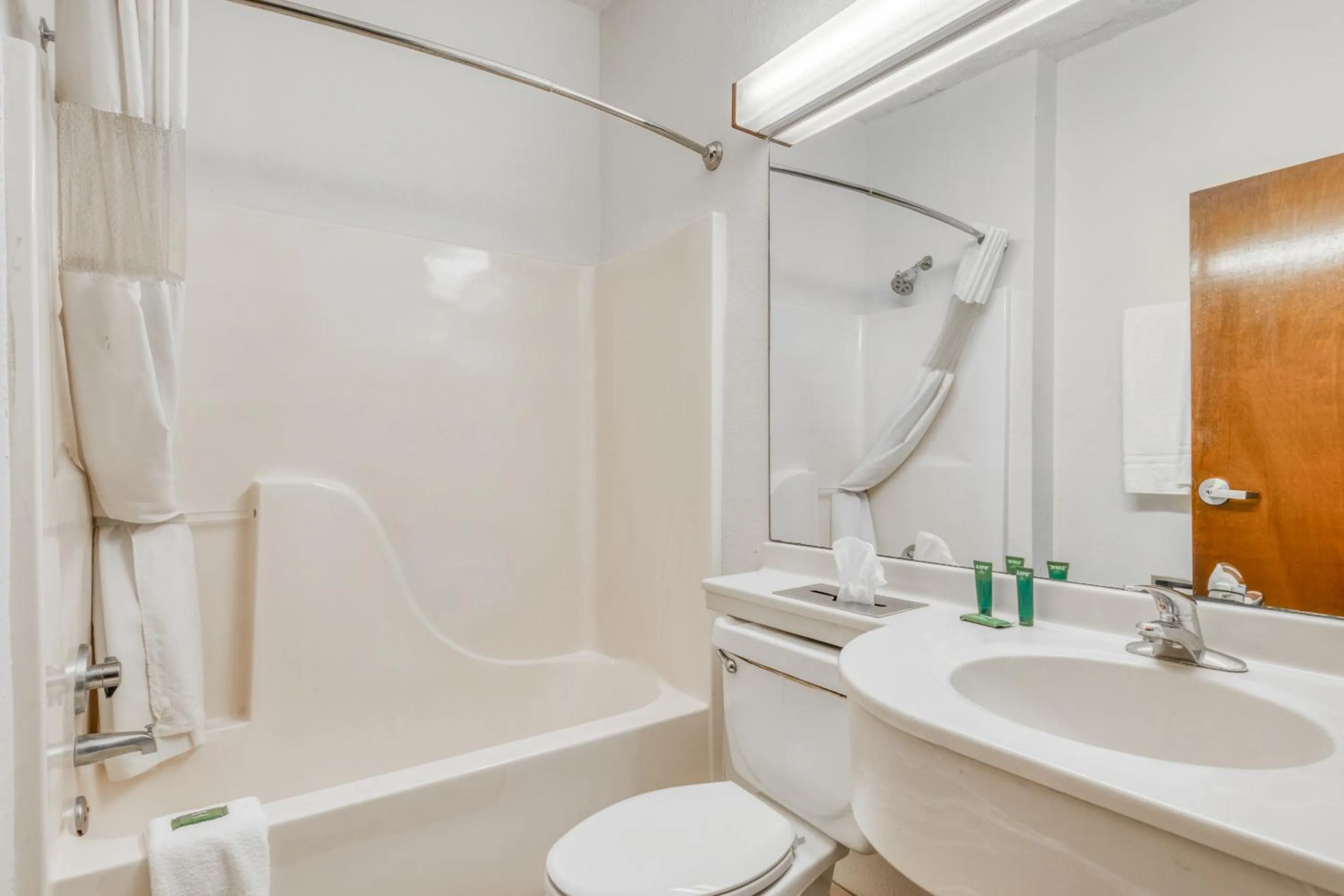 Bathroom in Trident Inn & Suites, Baton Rouge