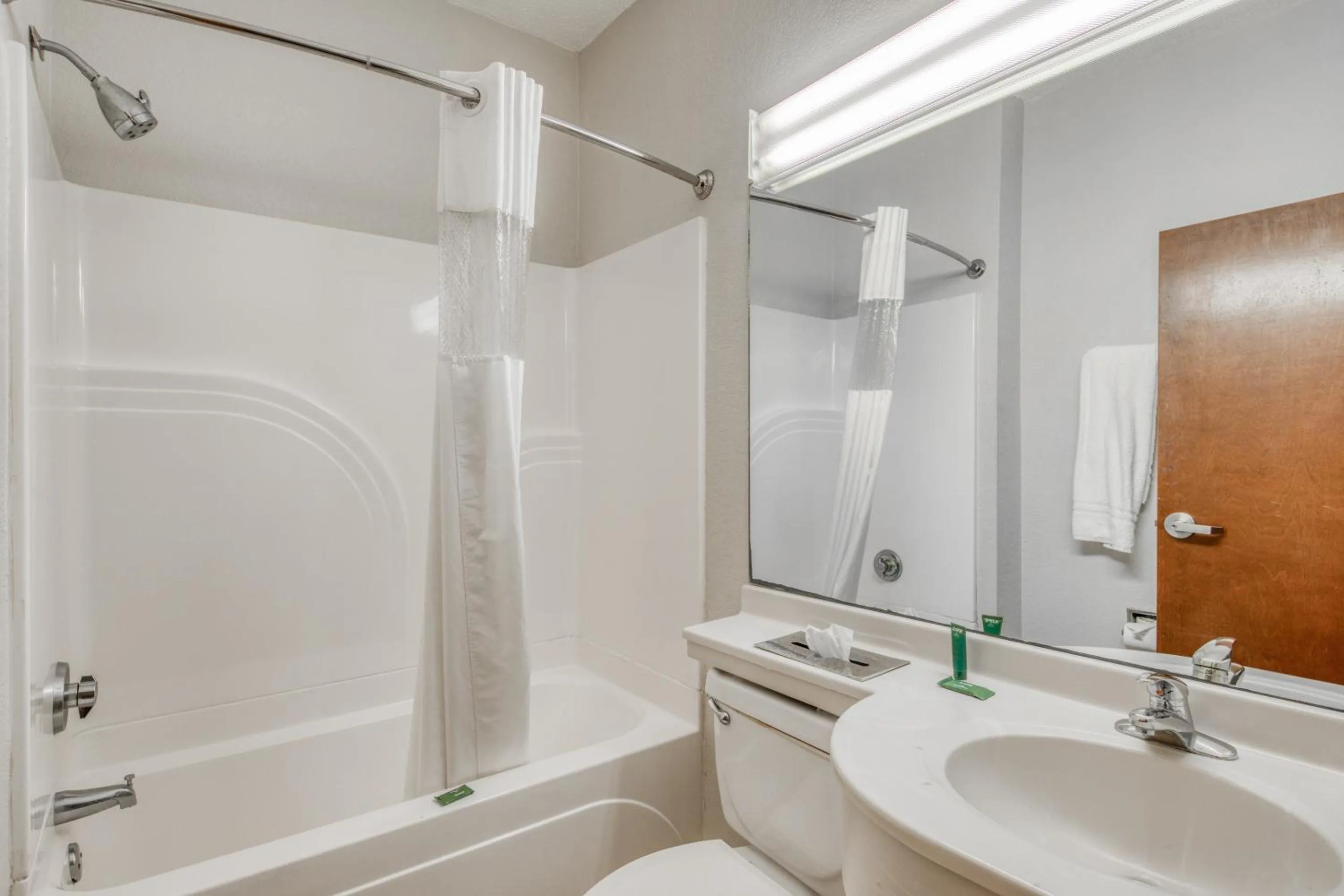 Bathroom in Trident Inn & Suites, Baton Rouge