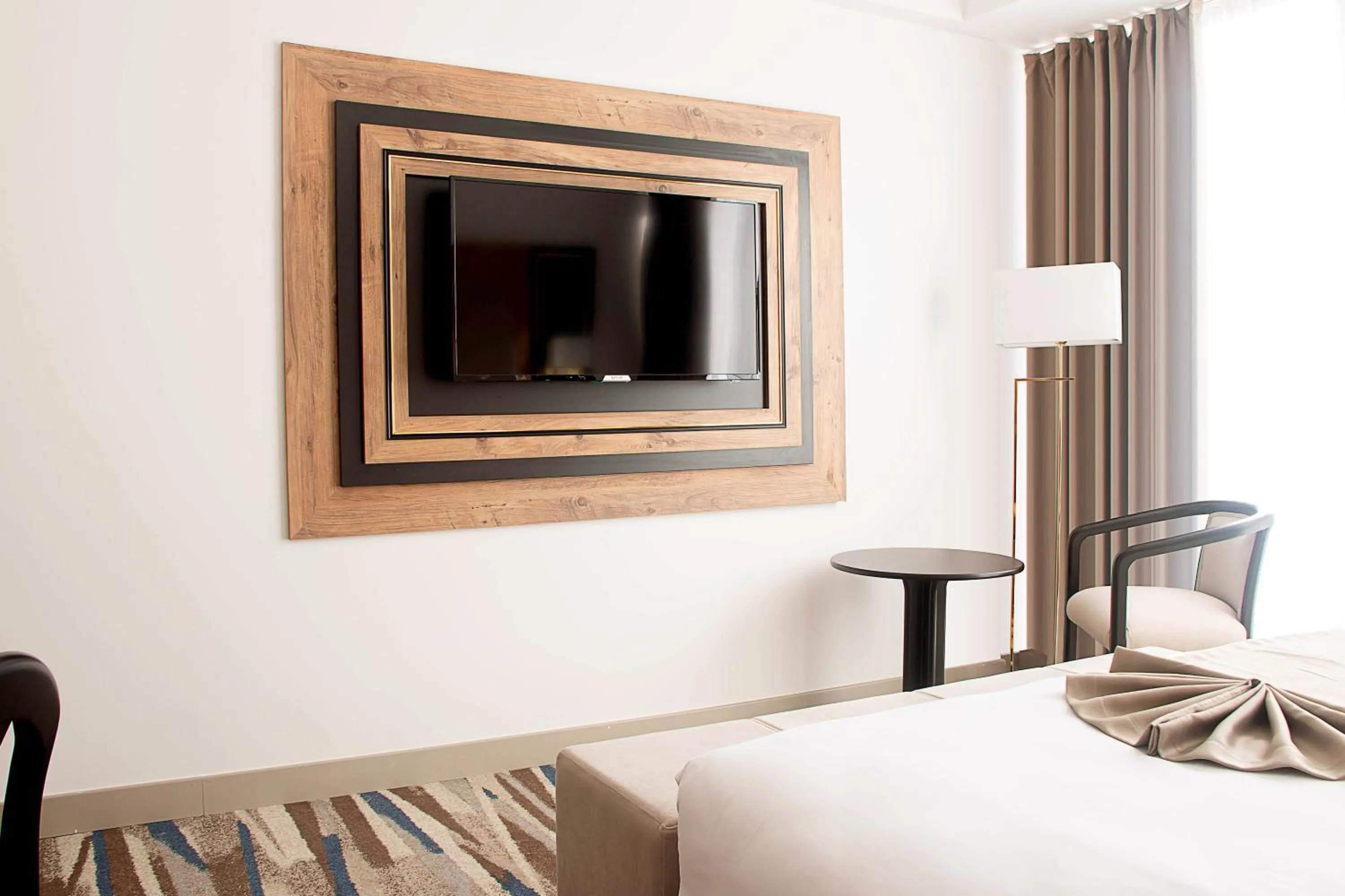 TV and multimedia, Bed in Shelter Inn Hotel & Spa