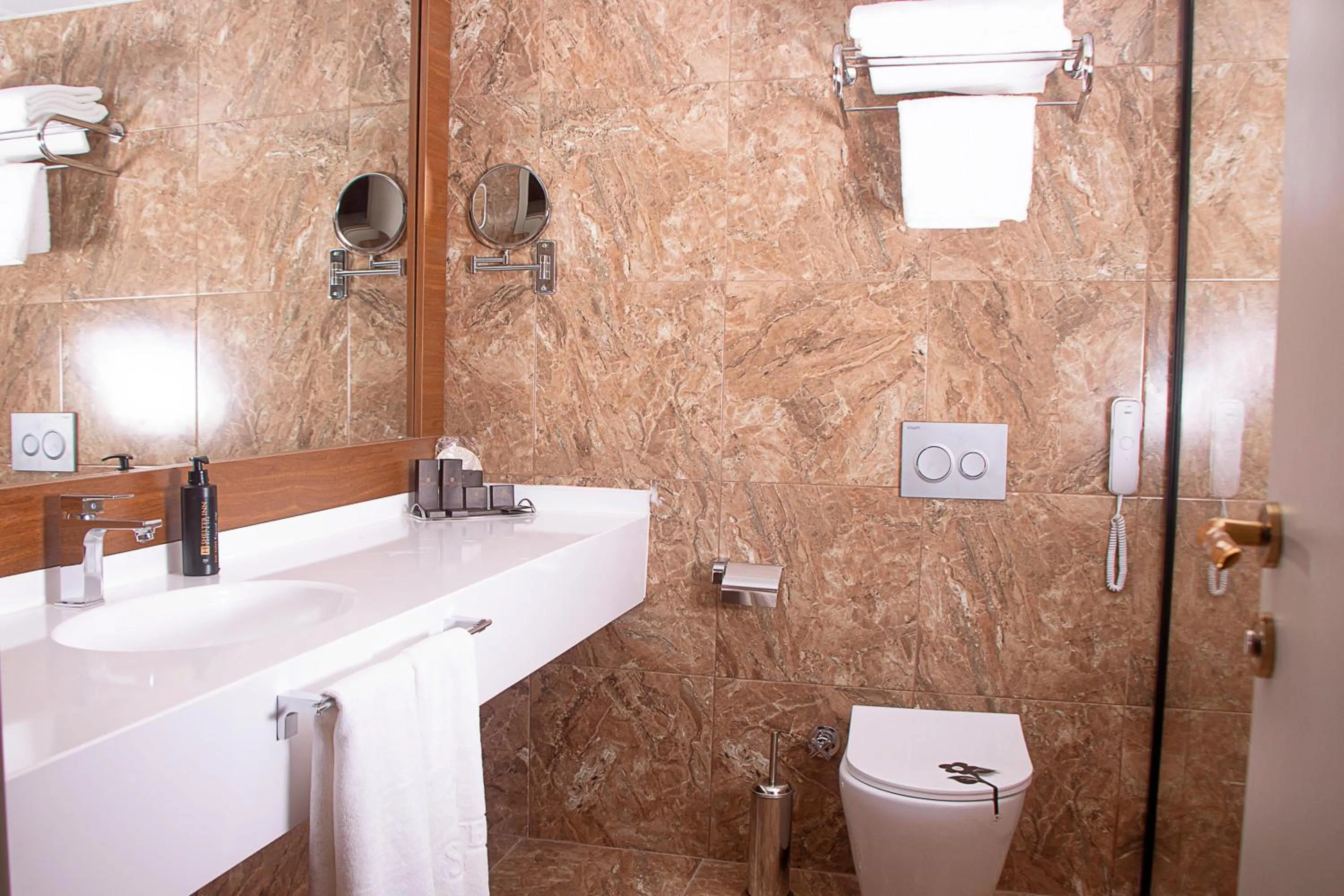 Shower in Shelter Inn Hotel & Spa