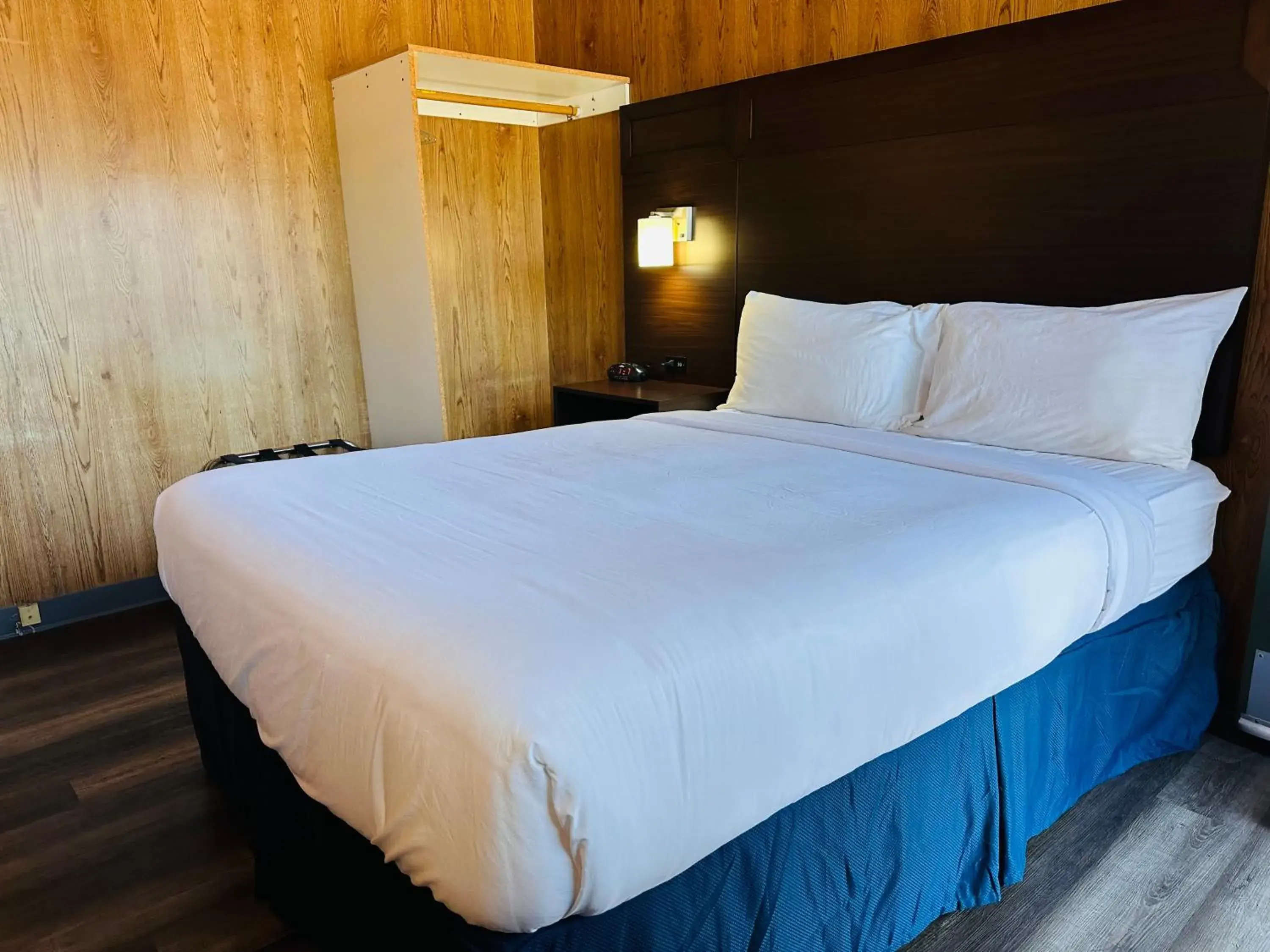 Standard Queen Room in Anchor Inn Motel by Loyalty Standard Queen Room in Anchor Inn Motel by Loyalty