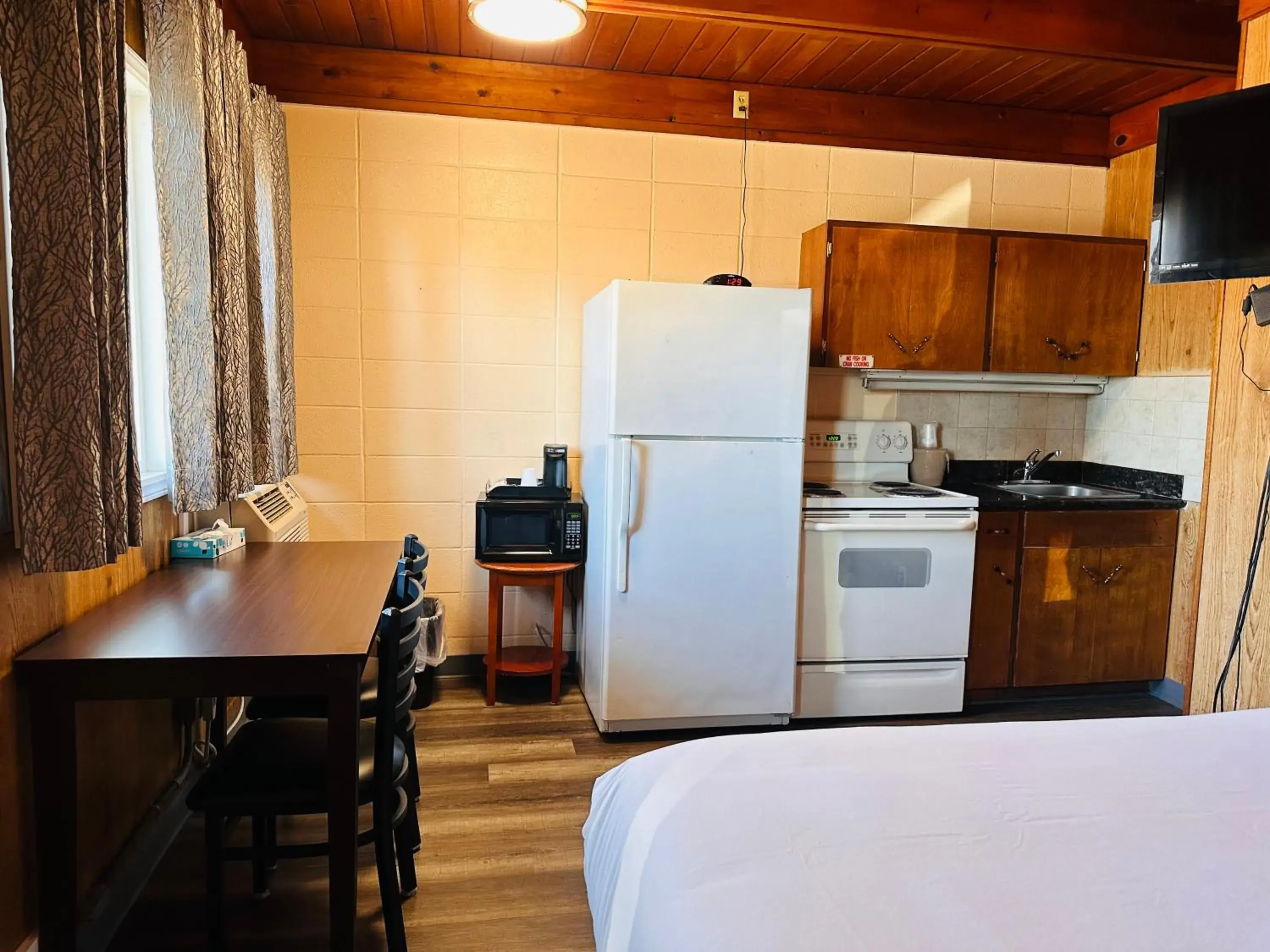 Kitchen or kitchenette, Bed in Anchor Inn Motel by Loyalty Kitchen or kitchenette, Bed in Anchor Inn Motel by Loyalty