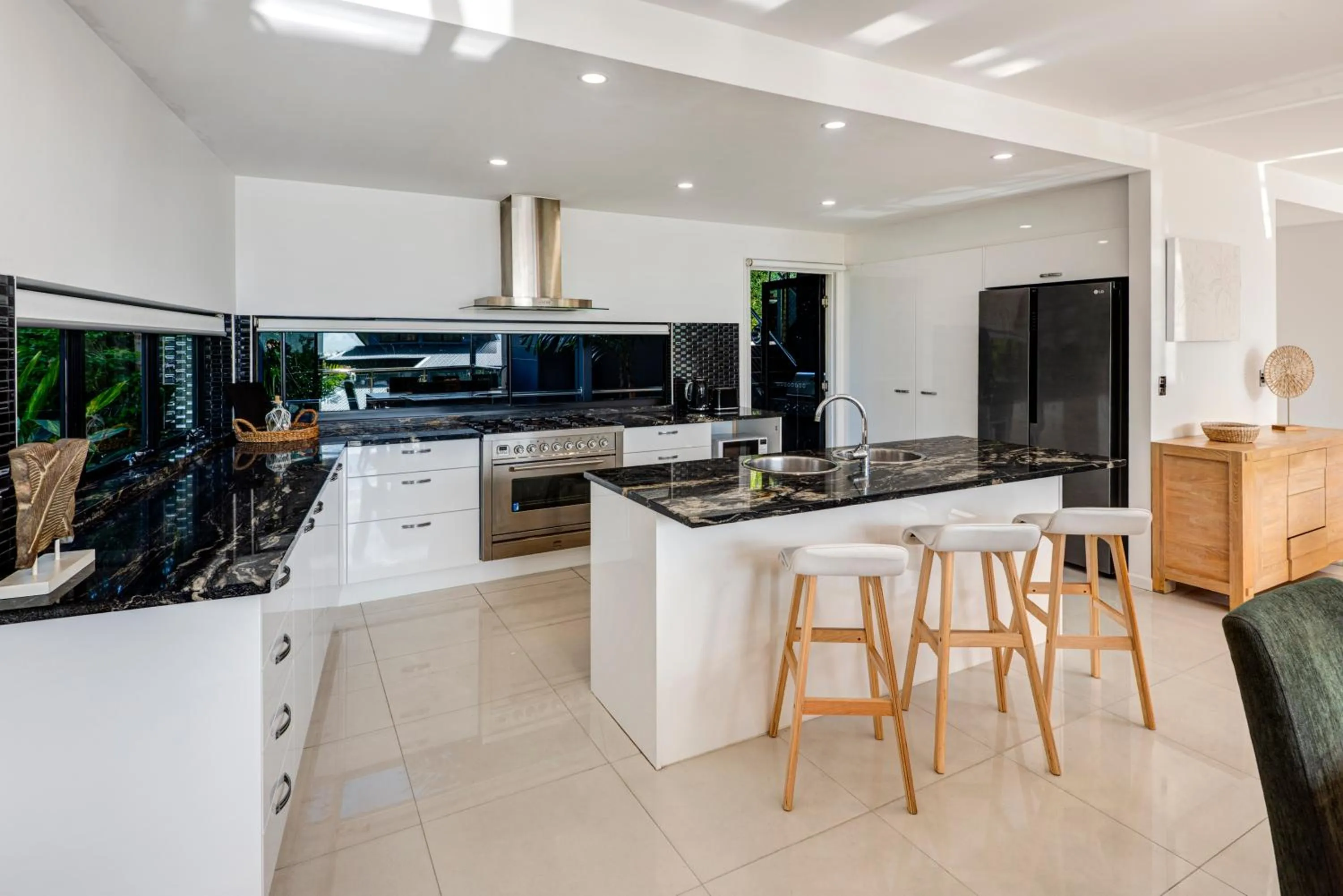Kitchen or kitchenette in Pinnacle Apartments on Hamilton Island by HIHA