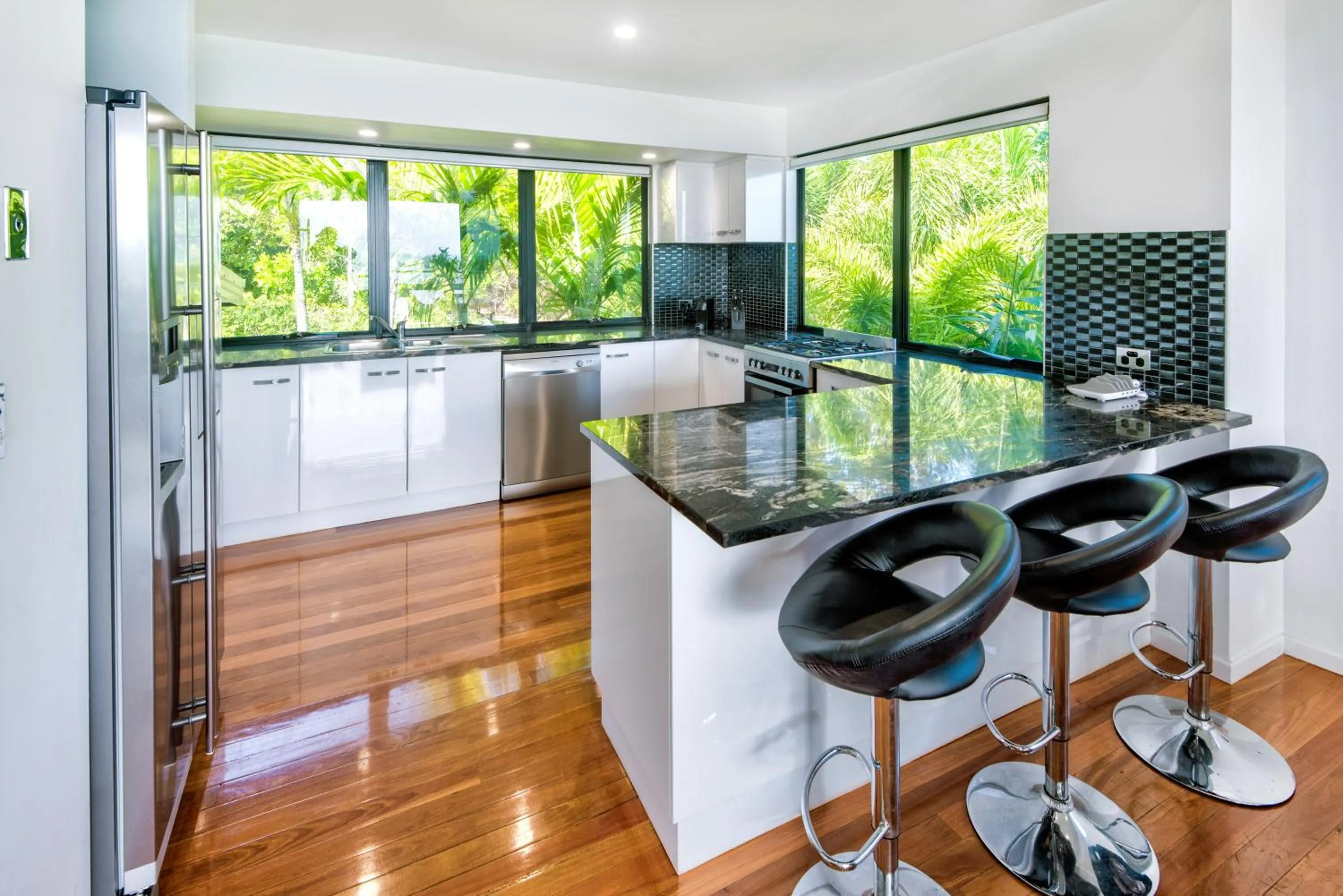Kitchen or kitchenette in Pinnacle Apartments on Hamilton Island by HIHA