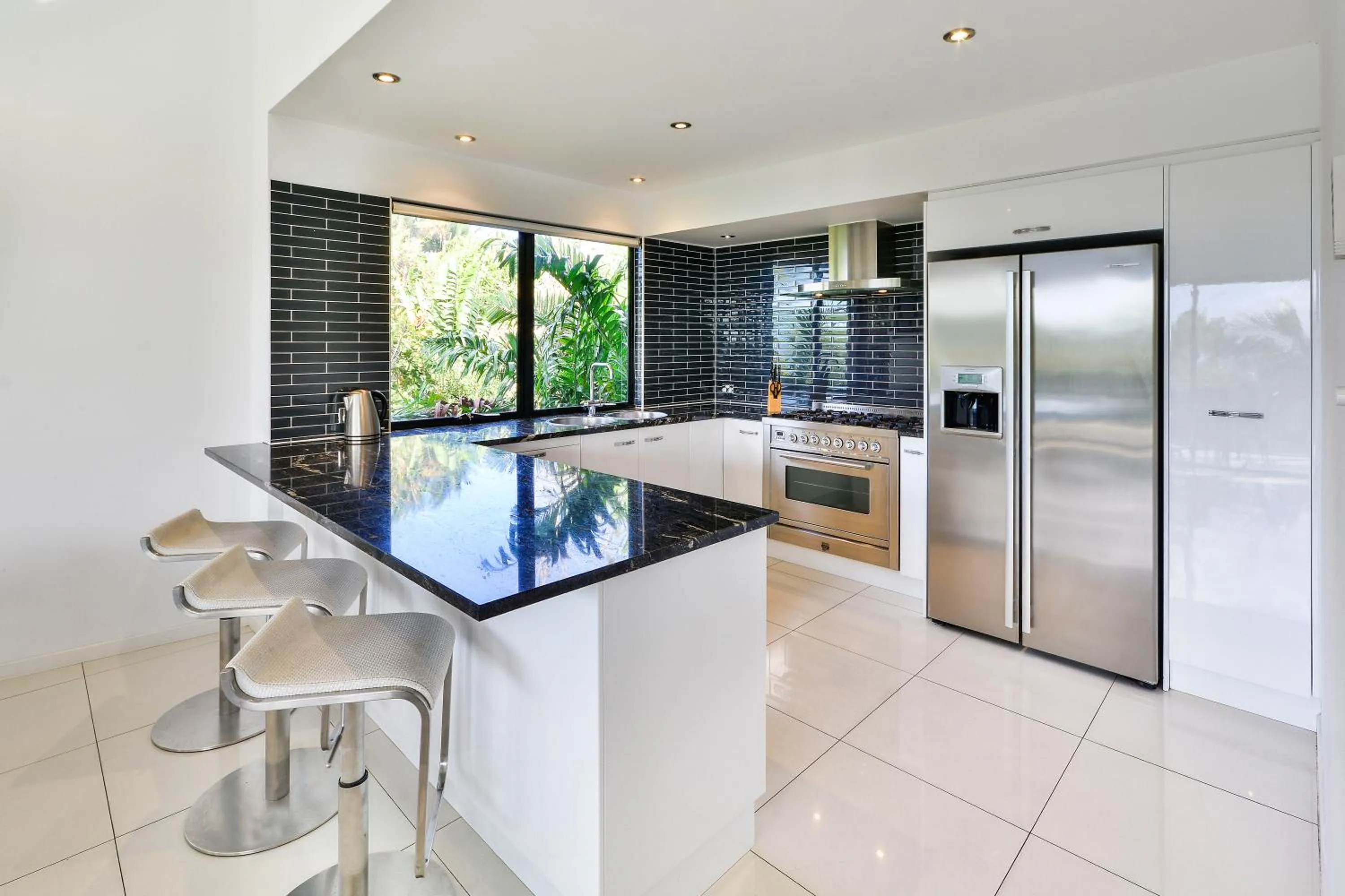 Kitchen or kitchenette in Pinnacle Apartments on Hamilton Island by HIHA
