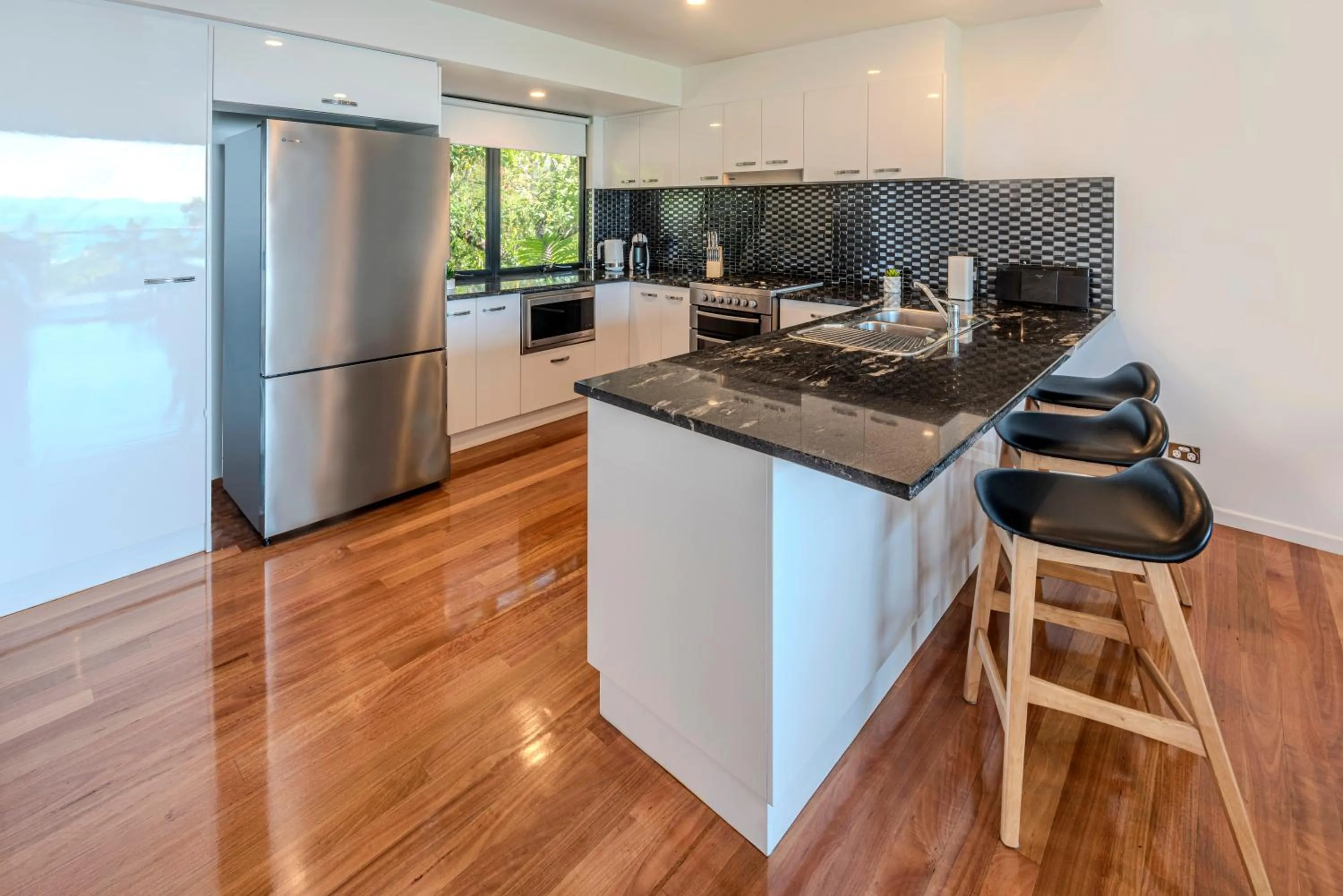 Kitchen or kitchenette in Pinnacle Apartments on Hamilton Island by HIHA