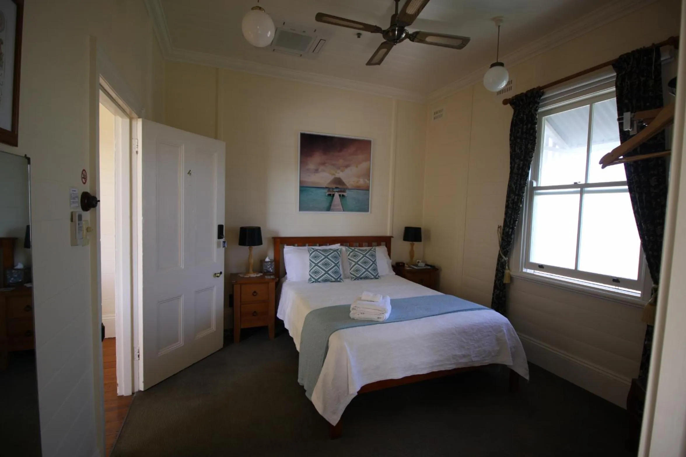 Photo of the whole room, Bed in Riversleigh House
