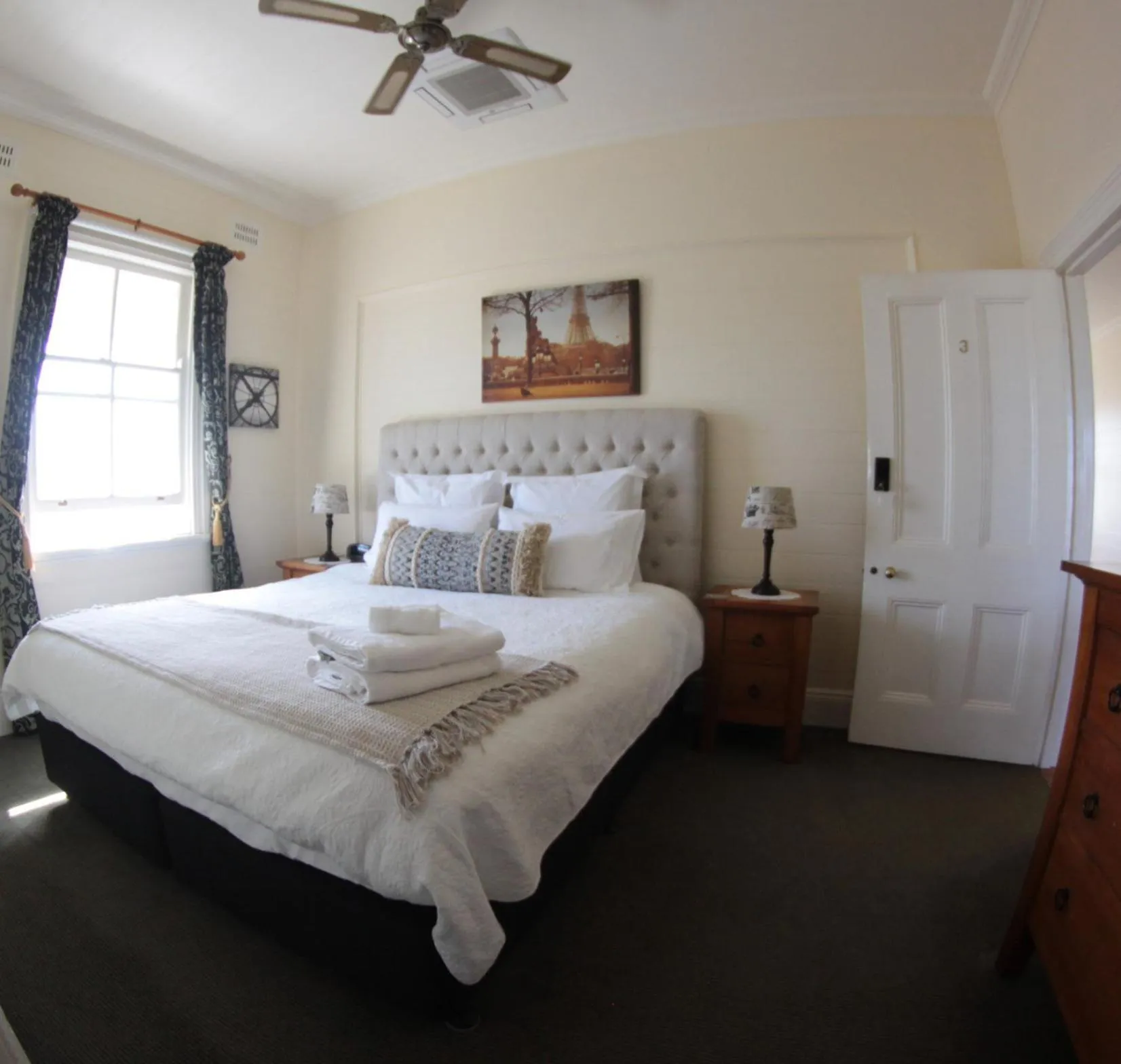 Photo of the whole room, Bed in Riversleigh House