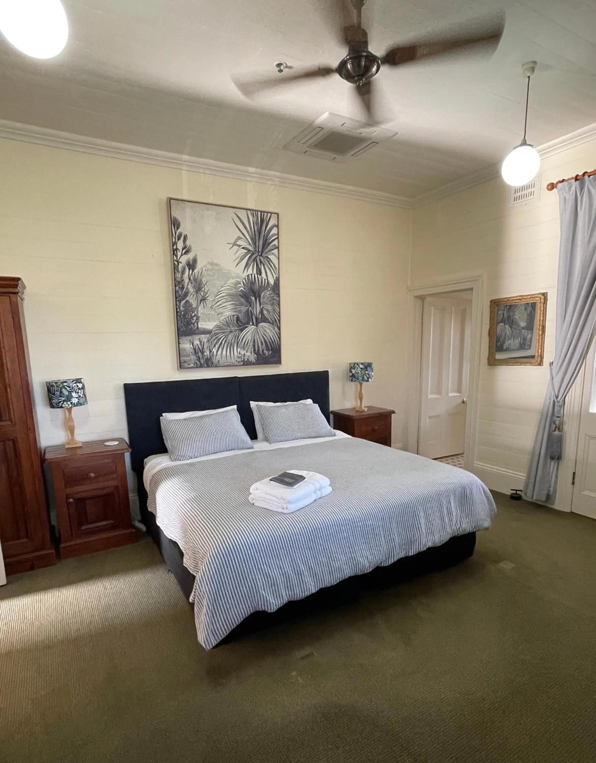 Photo of the whole room, Bed in Riversleigh House