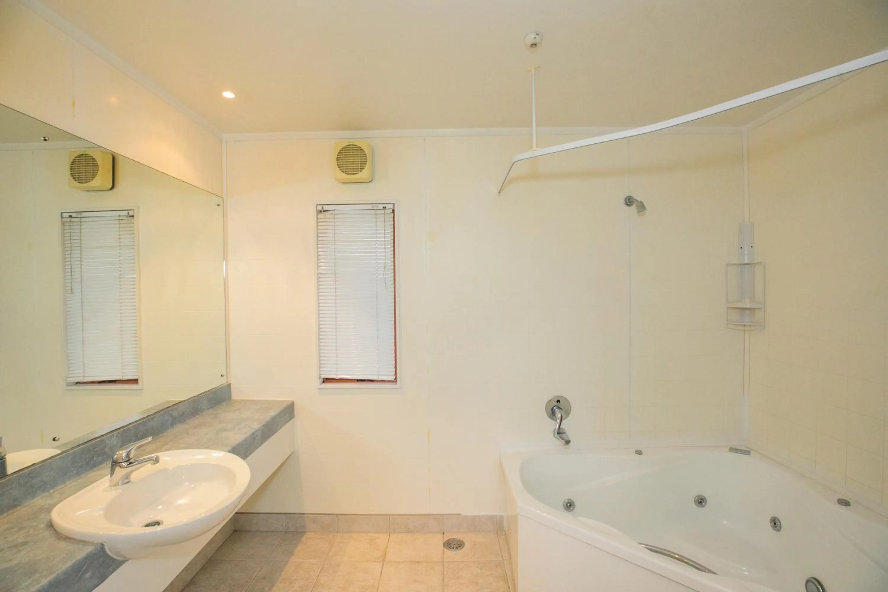 Bath in Albany Executive Motor Inn Limited