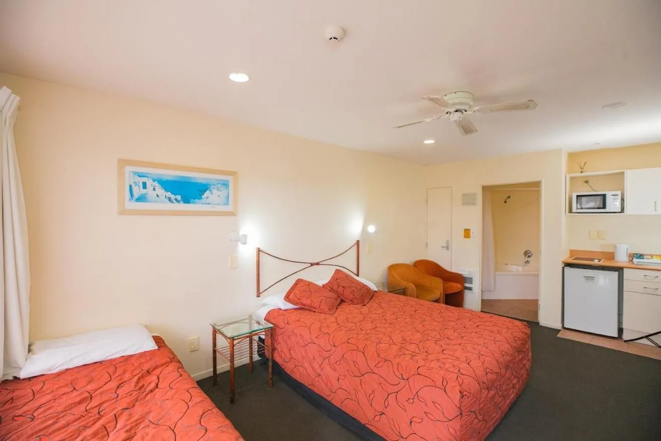 Living room, Bed in Albany Executive Motor Inn Limited