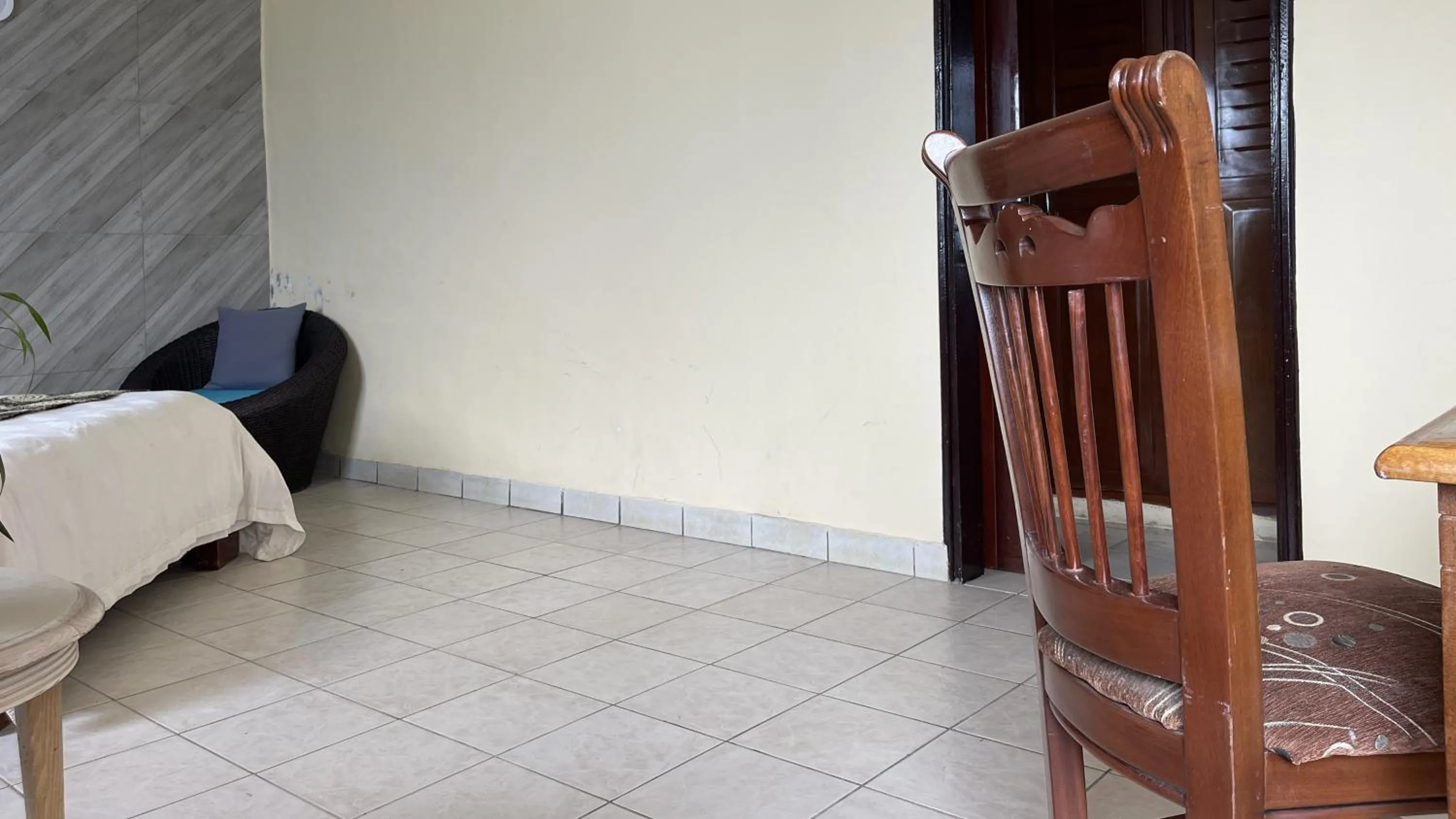 Seating area, Bed in Hotel les Polygones Kribi