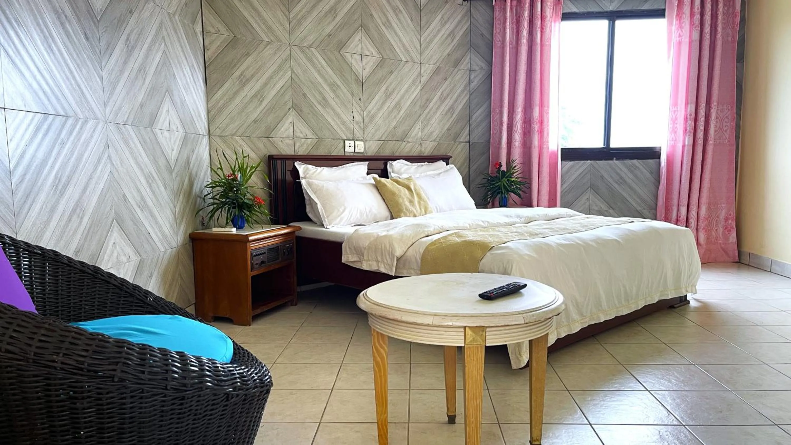 Seating area, Bed in Hotel les Polygones Kribi