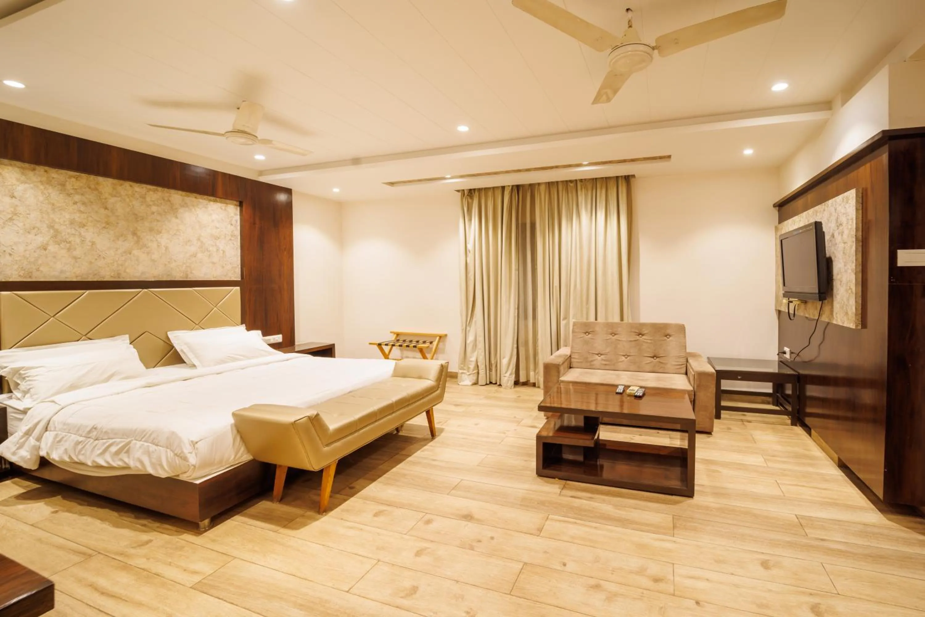 Photo of the whole room, Bed in Hotel Celebration