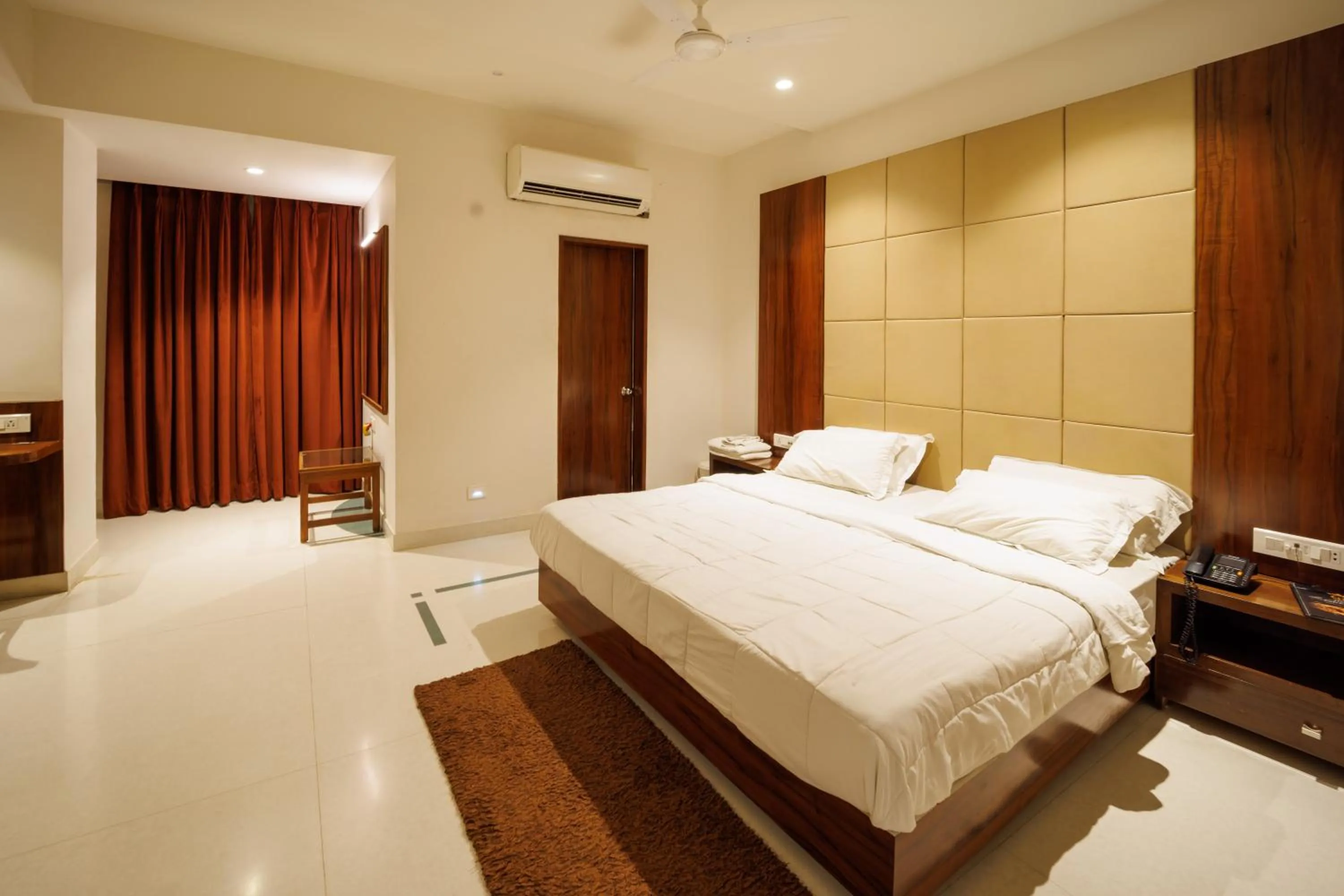 Photo of the whole room, Bed in Hotel Celebration