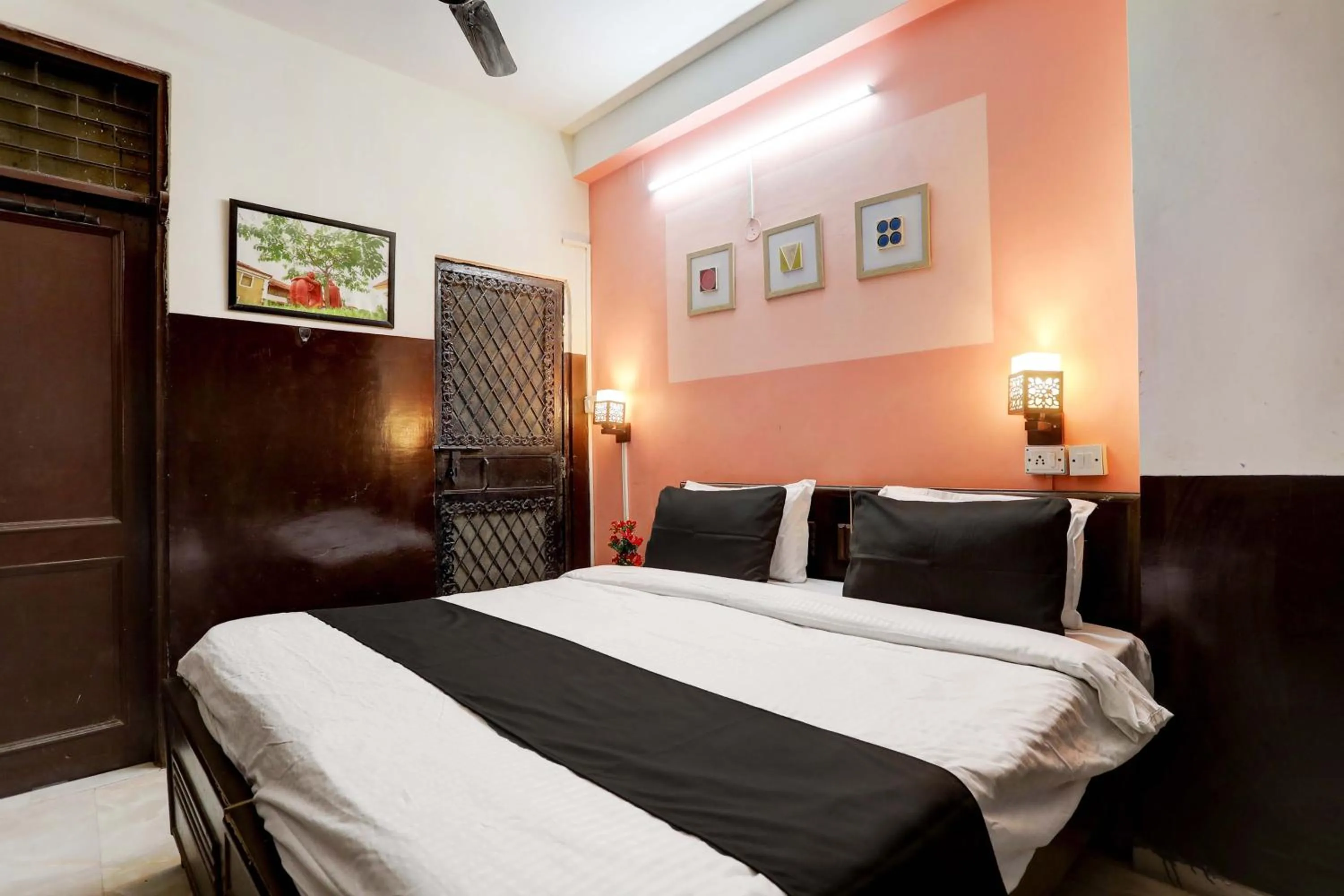 Bathroom, Bed in Hotel O Green Park Residency