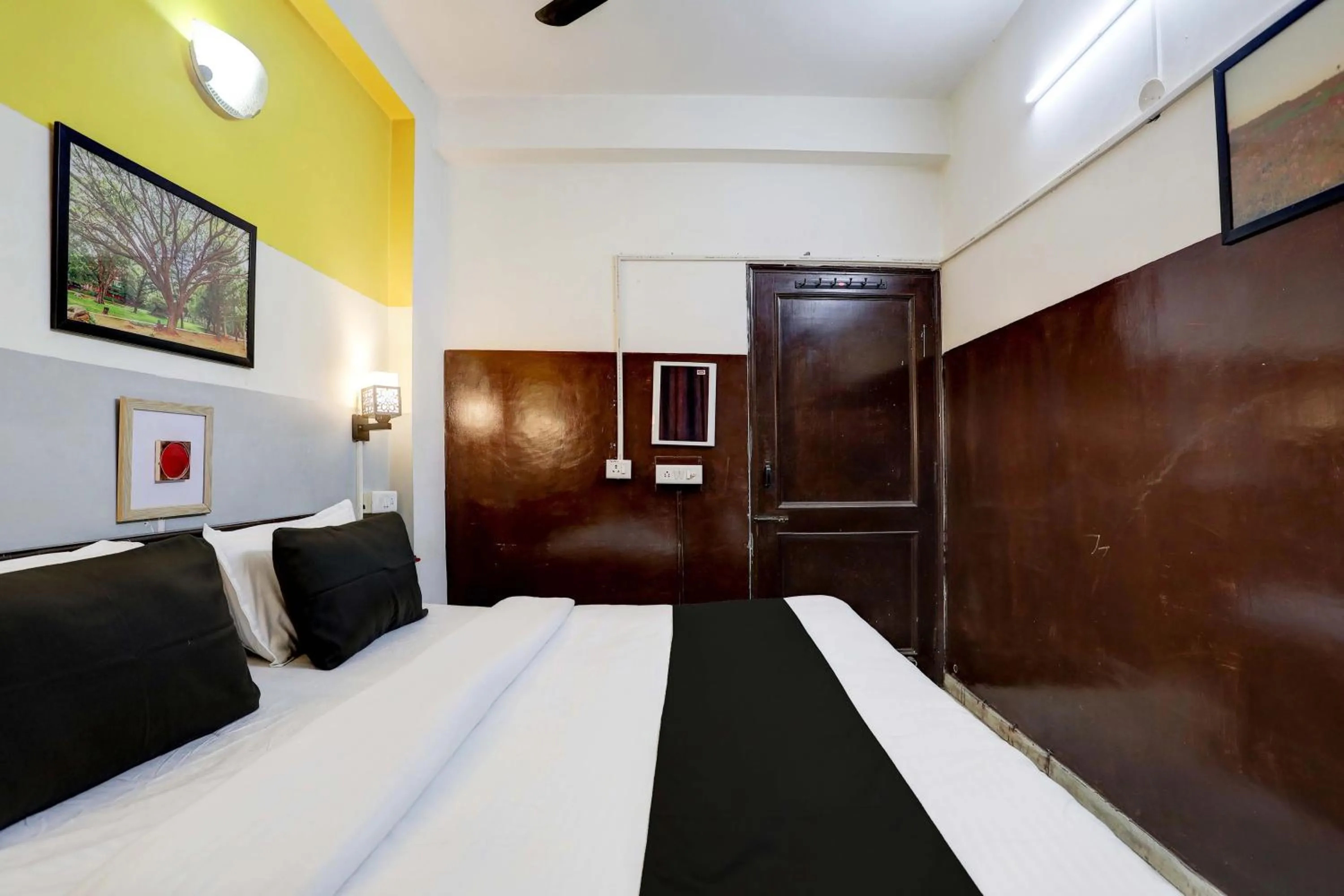 Lobby or reception, Bed in Super Hotel O Green Park Residency