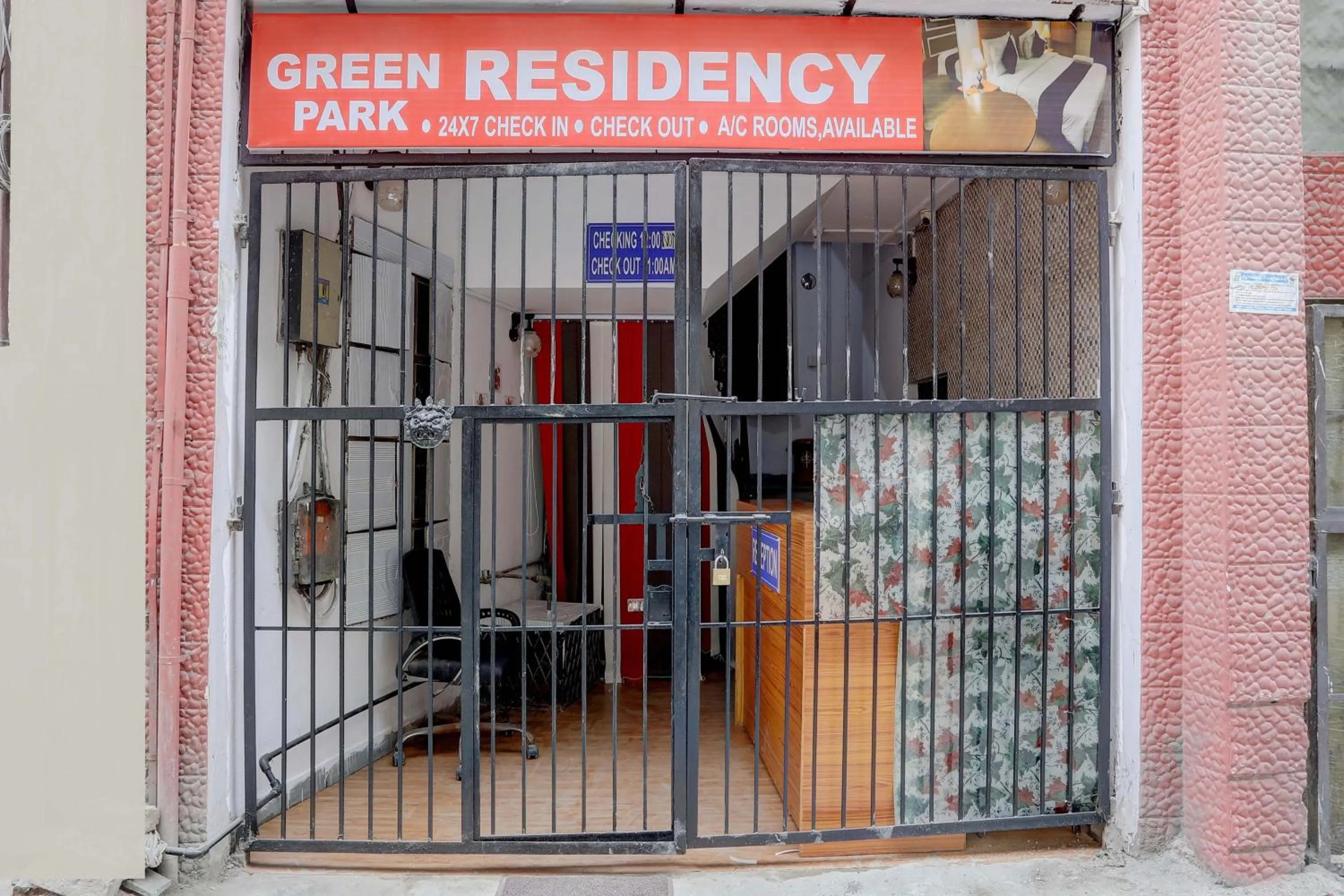 Facade/entrance in Super Hotel O Green Park Residency