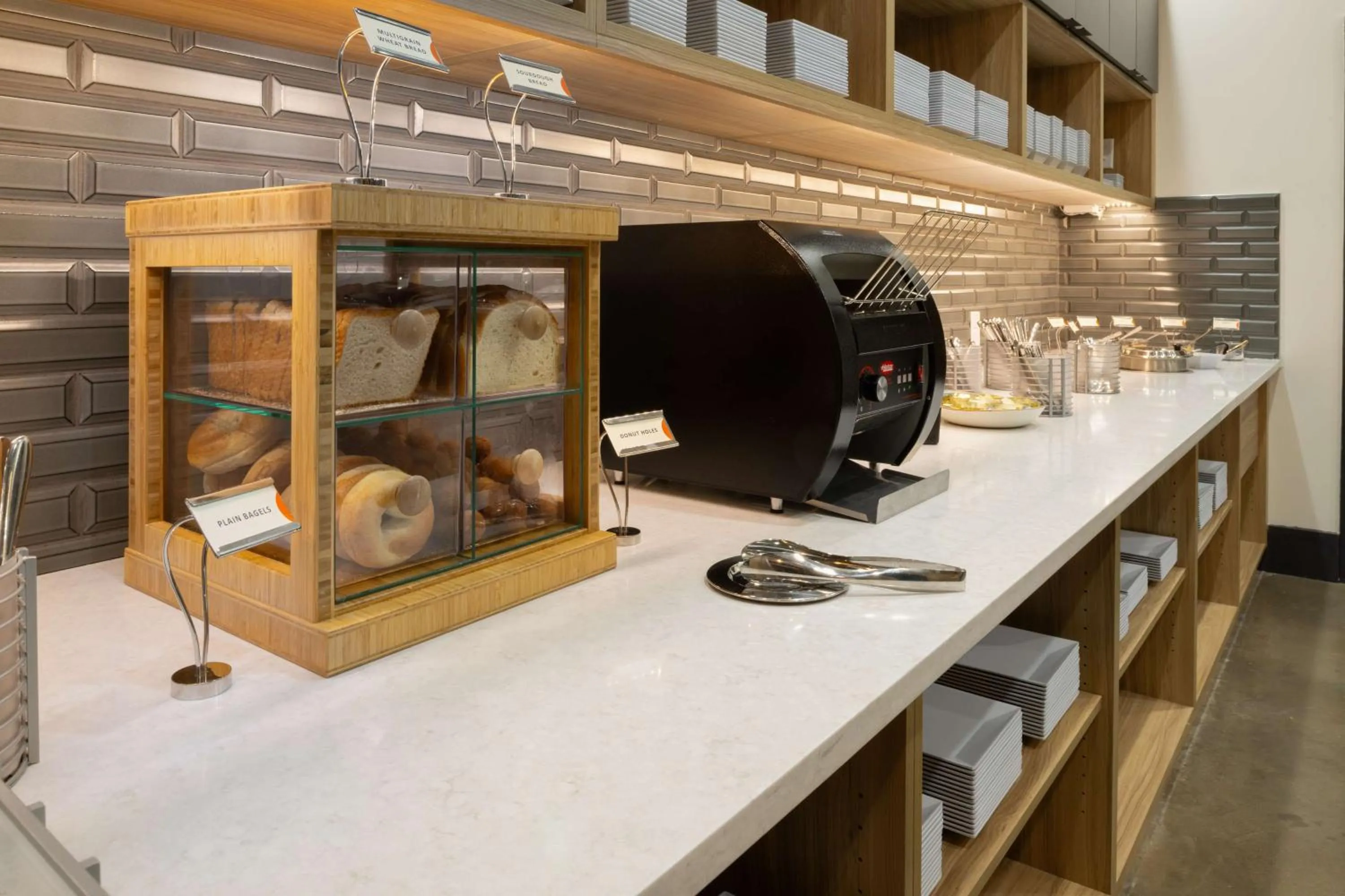 Restaurant/places to eat in Hyatt Place Nashville/Green Hills