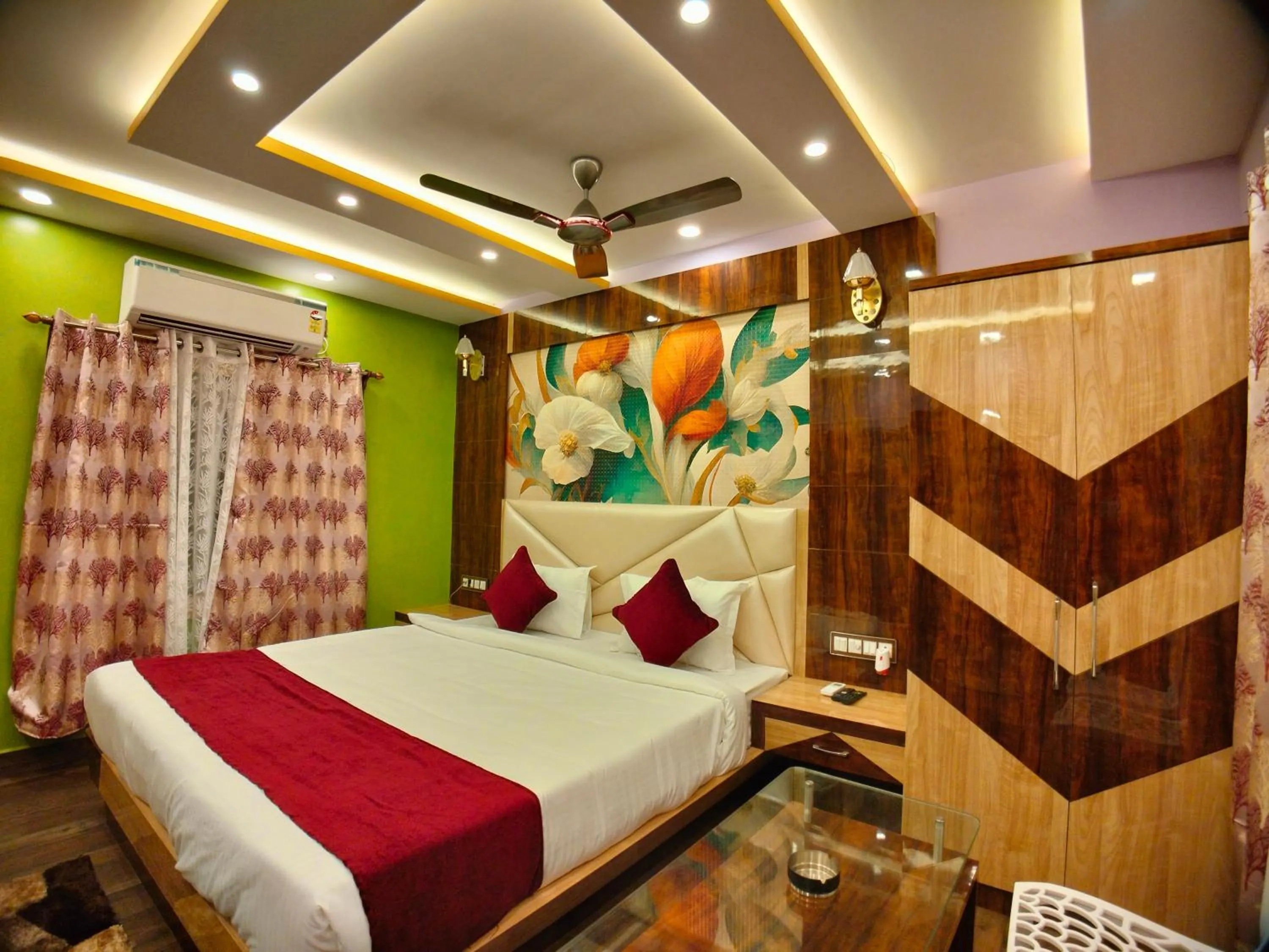 Bed in THE PELICAN BEACH RESORT